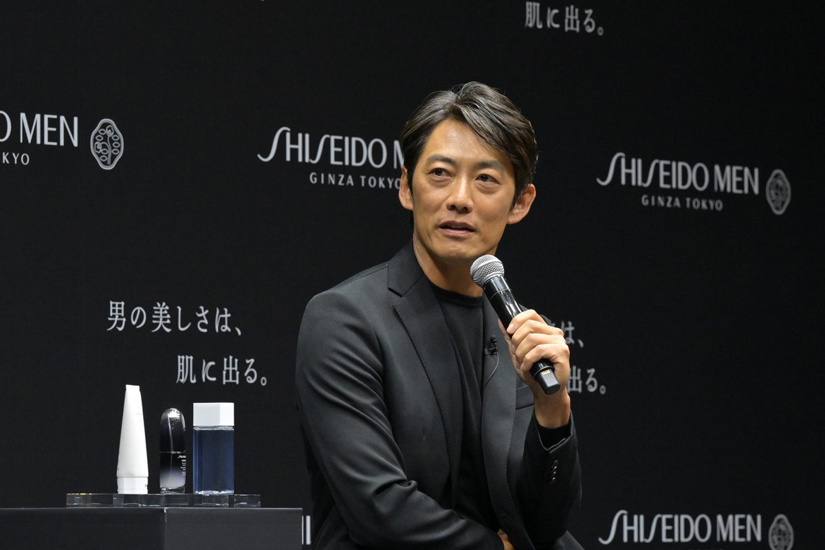 反町隆史今天出席品牌記者會，炫耀自己膚況極佳。（翻攝自資生堂Twitter）