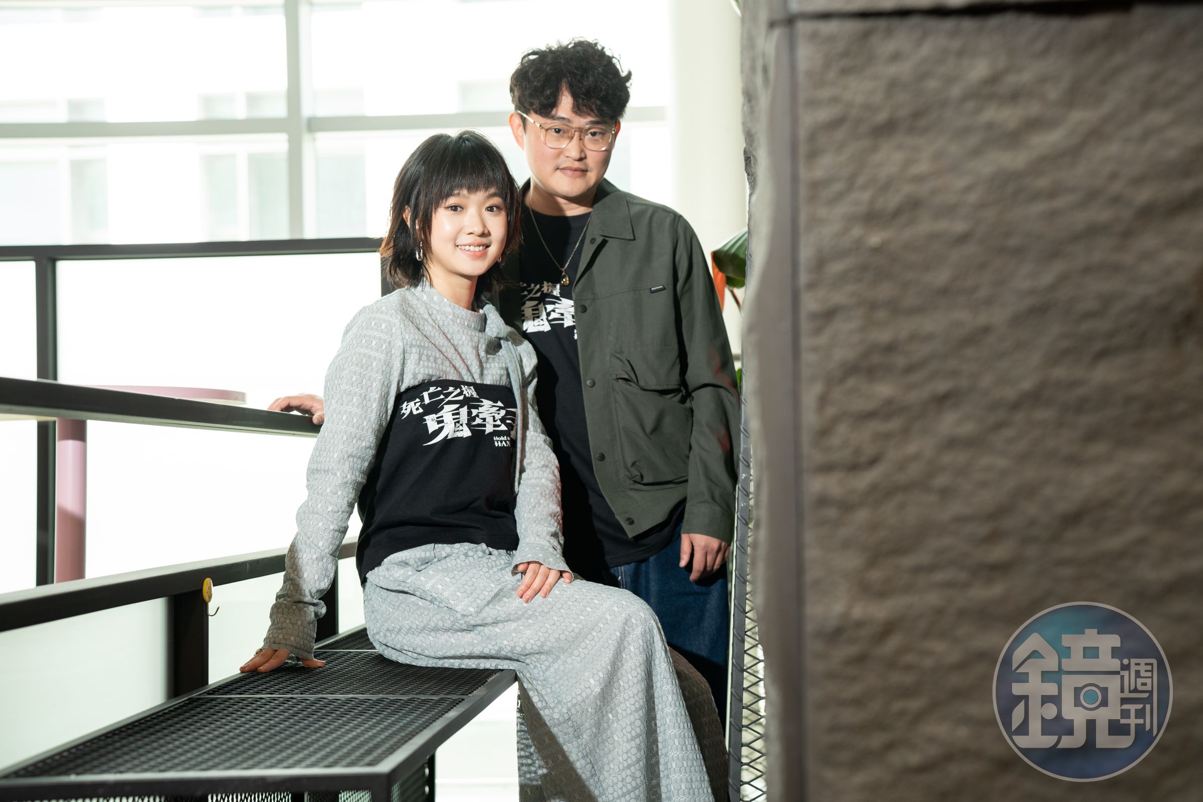 嚴振欽與嚴正嵐兄妹相差5歲，卻因父親早逝，嚴振欽早早成了「家長」，扛下照顧家人－包括妹妹的責任。