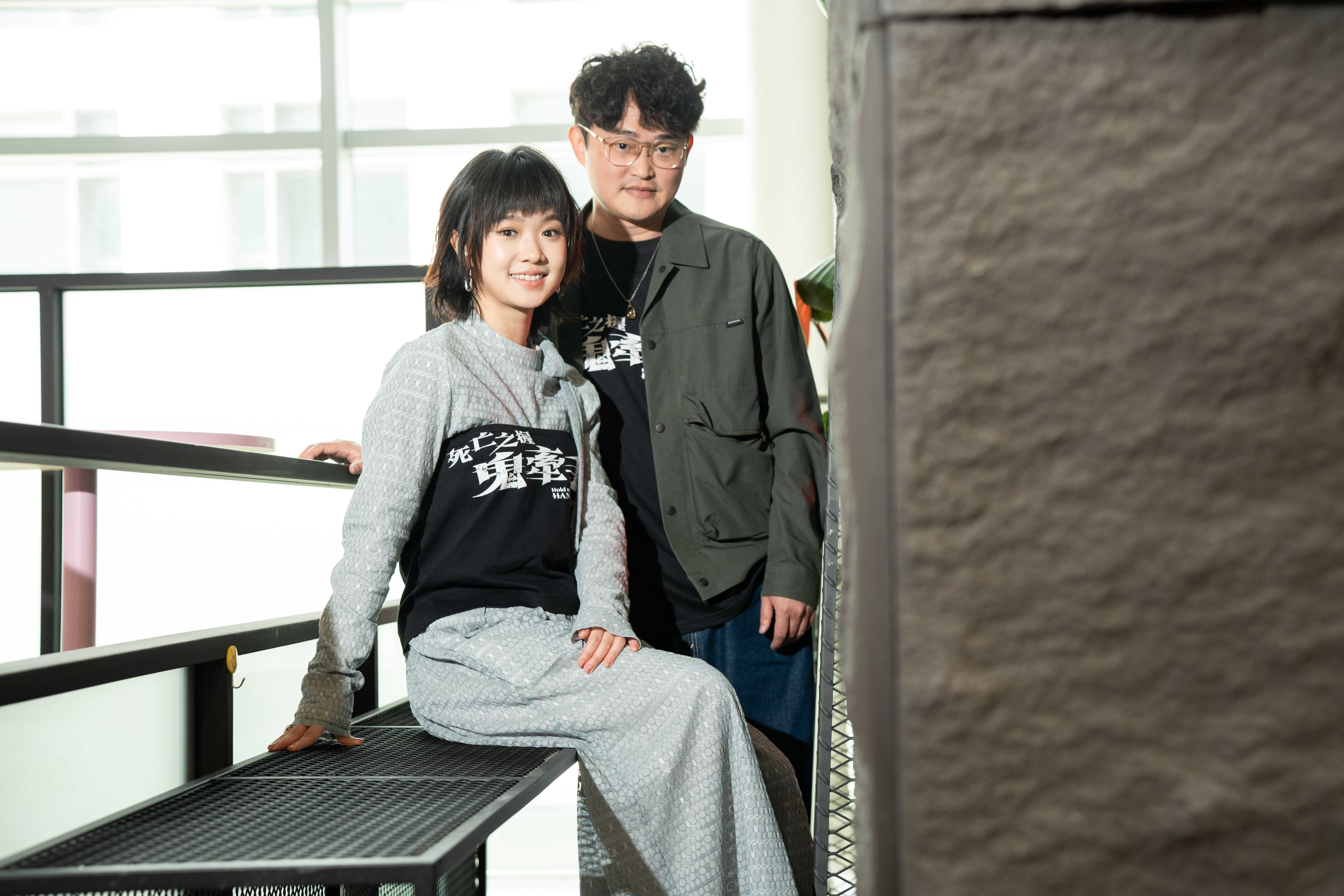 嚴振欽與嚴正嵐兄妹相差5歲，卻因父親早逝，嚴振欽早早成了「家長」，扛下照顧家人－包括妹妹的責任。