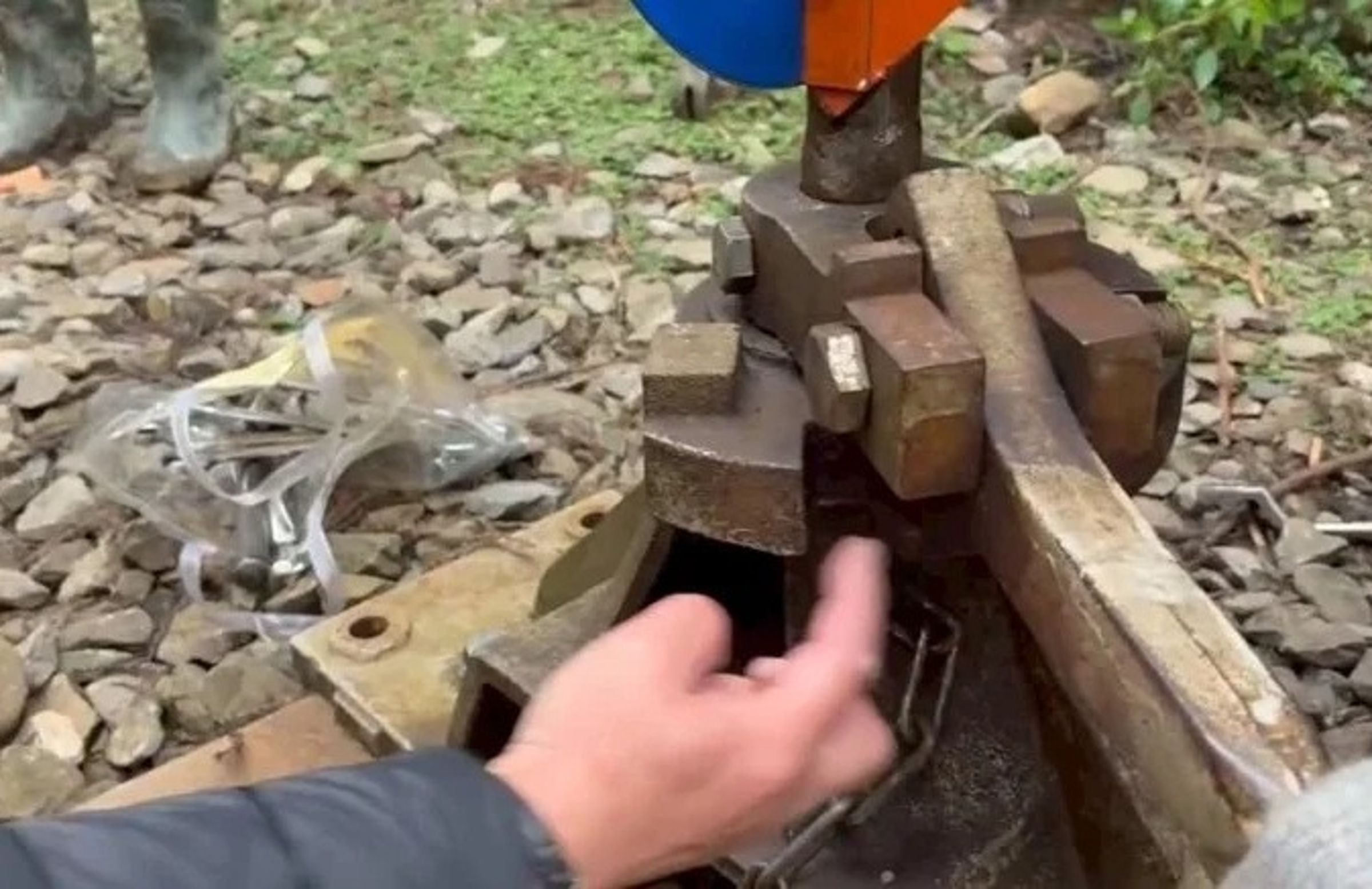 經查是轉轍器未扳轉正確方向,導致列車擠軌,搶修後已恢復行駛。(林鐵處提供)