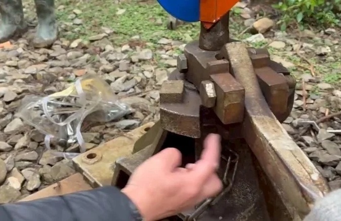 經查是轉轍器未扳轉正確方向,導致列車擠軌,搶修後已恢復行駛。(林鐵處提供)