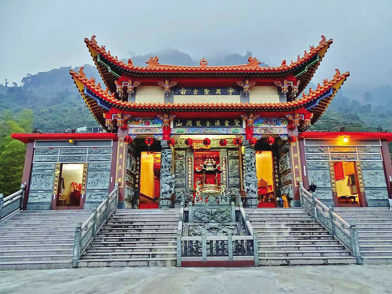 坐落信義鄉山區的宇宙萬聖宮（圖），早已被認定是違建，但相關單位延宕多年仍未強制拆除。（翻攝宇宙萬聖宮臉書）