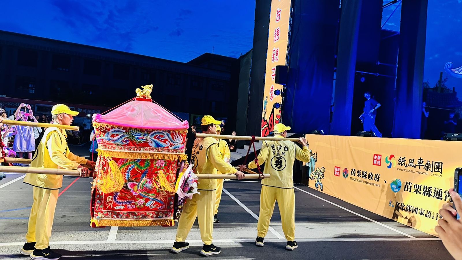 白沙屯媽祖搭乘「粉紅超跑」親臨看戲。（紙風車劇團提供）