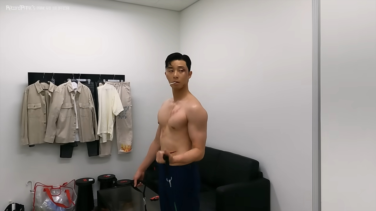 朴敘俊新劇《京城怪物》有許多激烈動作戲，他在拍攝空檔也勤健身。（翻攝自朴敘俊YouTube畫面）