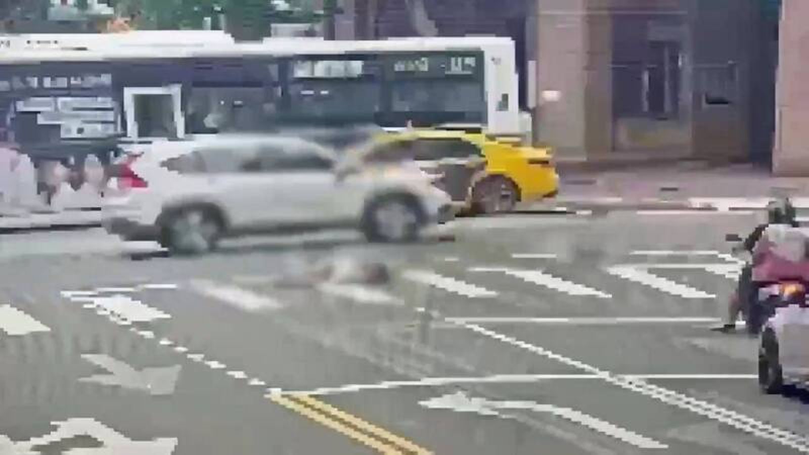 突倒馬路中央「北市23歲短裙妹身分曝光」 疑逛男模店爛醉被拖到路邊