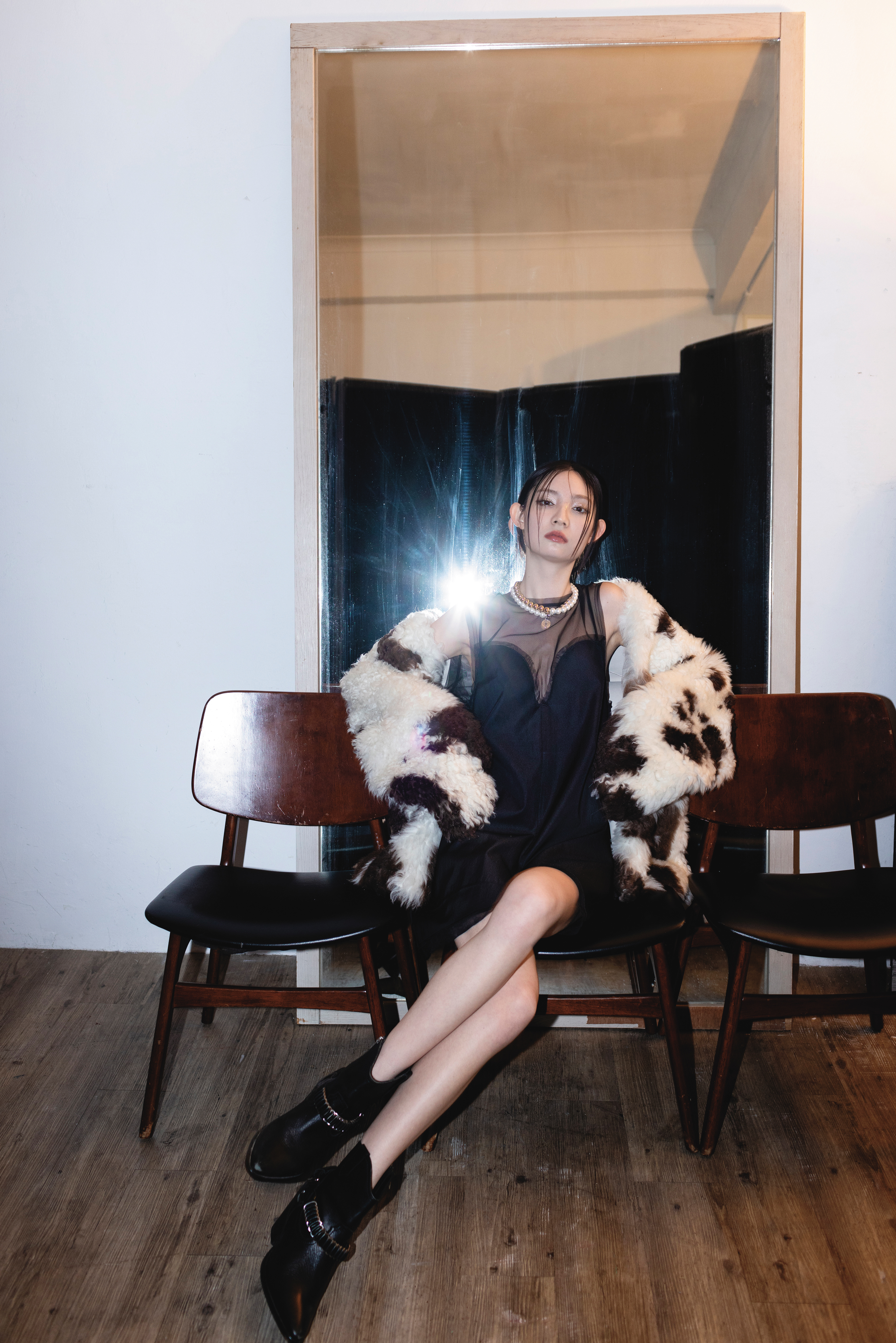 雙面羊毛皮大衣 NT$80,690 by maje／雙層設計縐紗綢緞洋裝NT$3,499 by H&M STUDIO／Rolene金屬鍊跟靴 價格店洽 by ALLSAINTS／珍珠銀項鍊 NT$5,090 by maje／珍珠金項鍊 NT$5,090 by maje