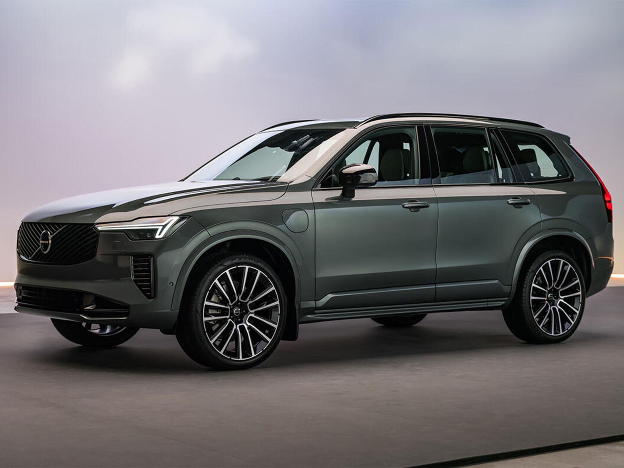 XC90 外觀沒有變化，但同樣導入最大輸出 246bhp 的 T8 PHEV 動力系統、純電續航可達約 161 公里。