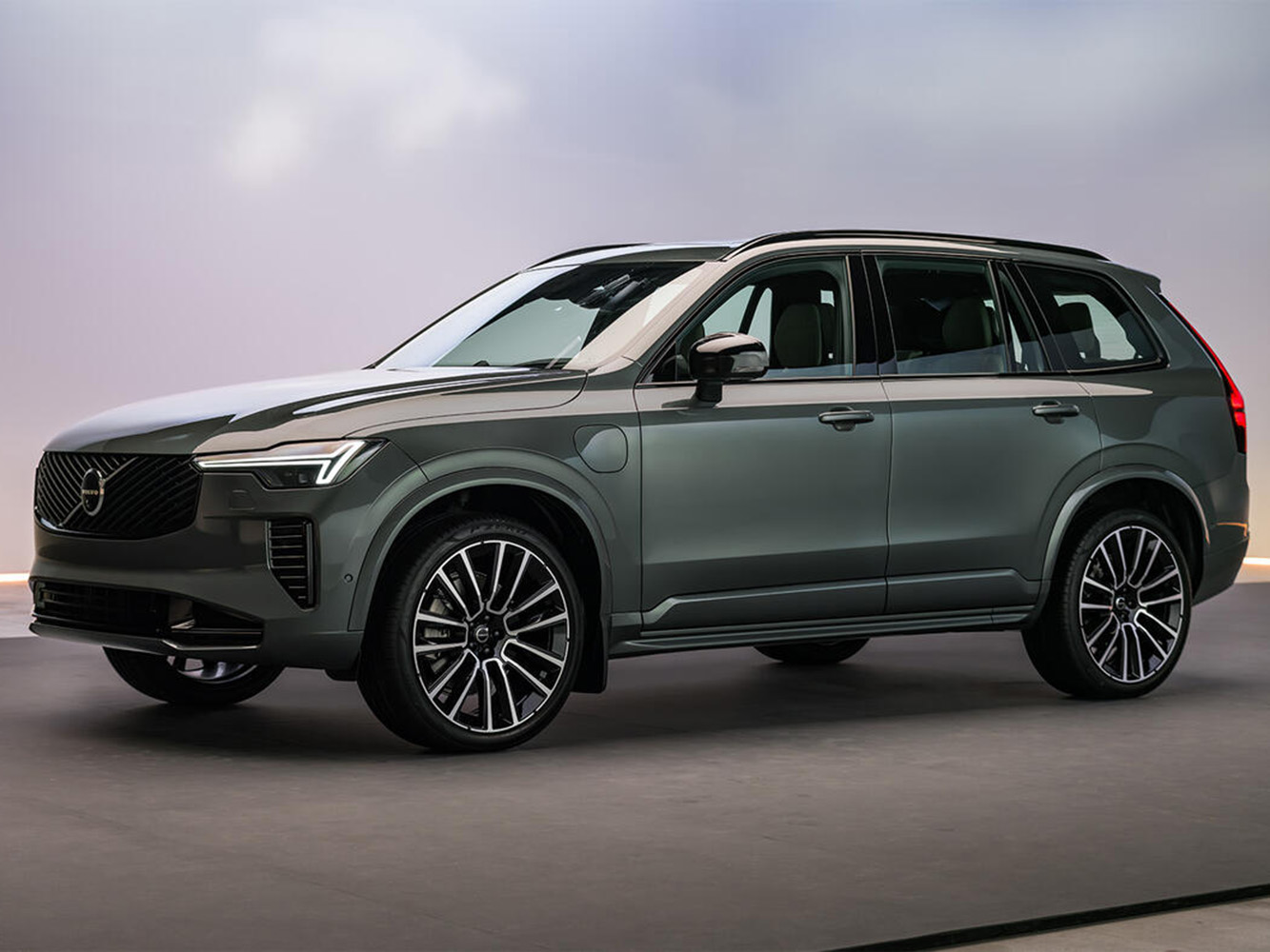 XC90 外觀沒有變化，但同樣導入最大輸出 246bhp 的 T8 PHEV 動力系統、純電續航可達約 161 公里。