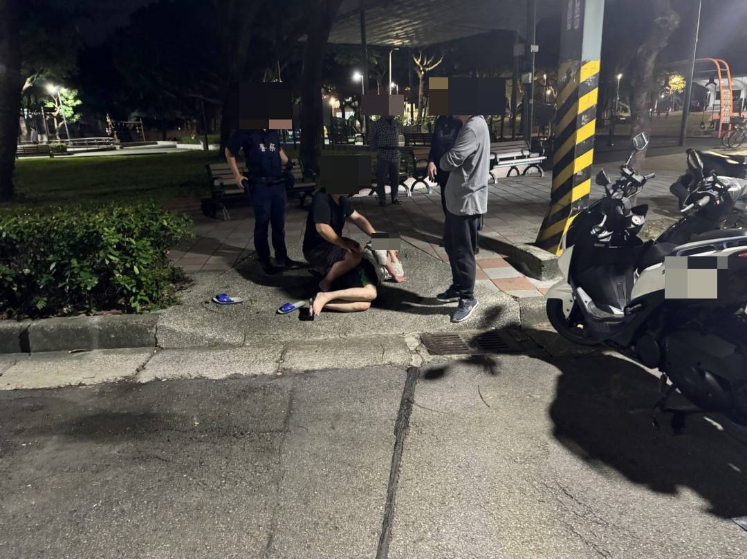 警方到場時，林男已被壓制在地，事後被依恐嚇罪送辦。（翻攝畫面）