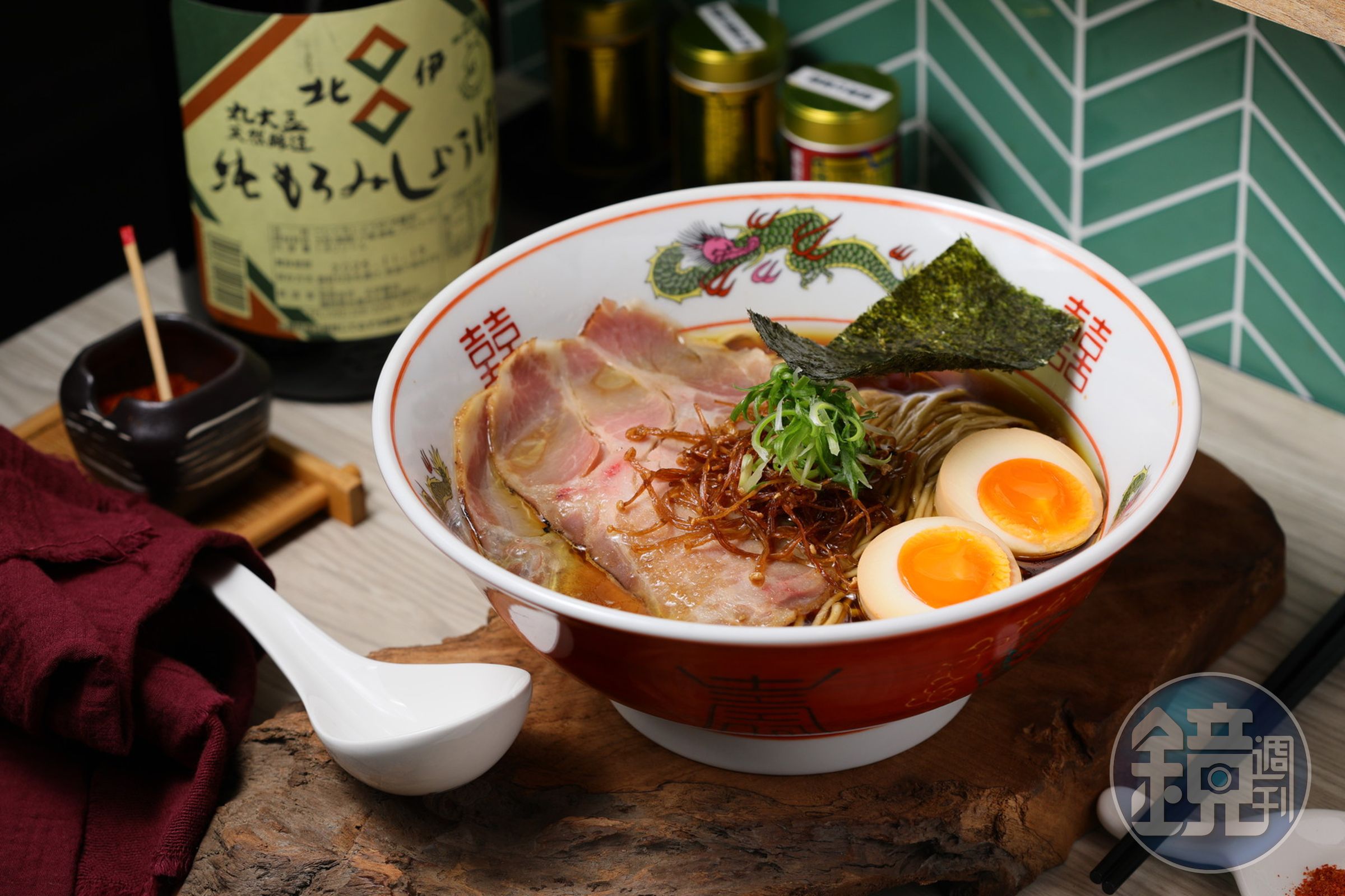 「水雞系味玉醬油味拉麵」以醬油加上精煉的雞湯，將傳統醬油拉麵提升至新層次。（200元／碗）