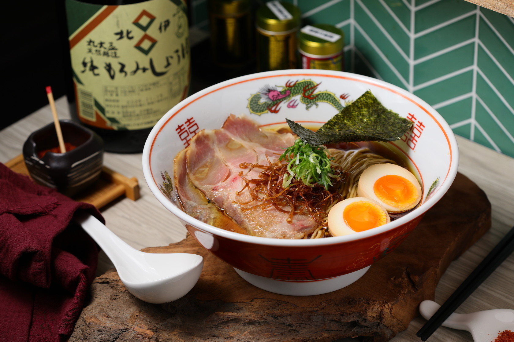 「水雞系味玉醬油味拉麵」以醬油加上精煉的雞湯，將傳統醬油拉麵提升至新層次。（200元／碗）