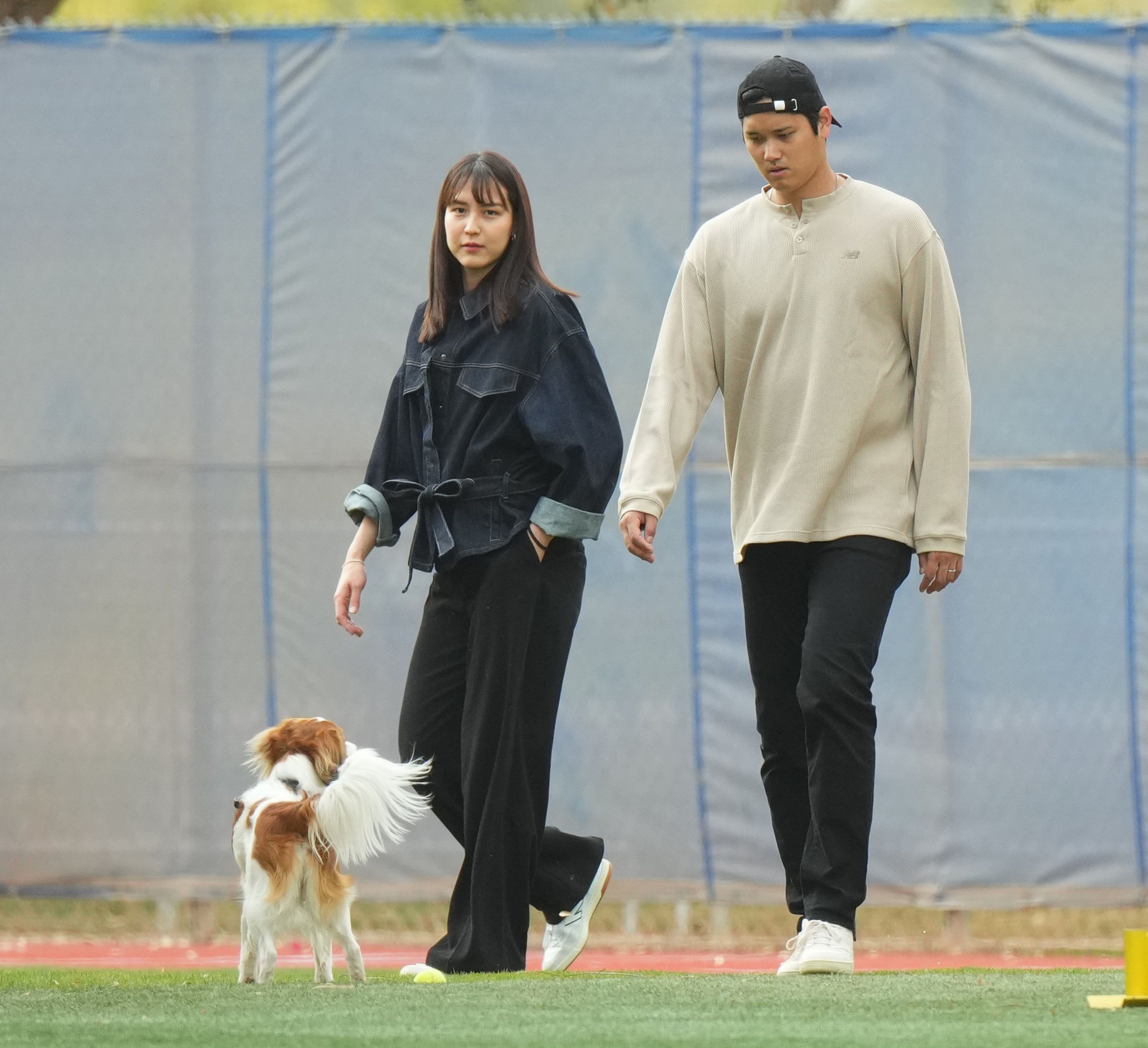 道奇隊日籍球星大谷翔平和老婆真美子、愛犬Decoy。(翻攝自X@nikkan_kanbin)