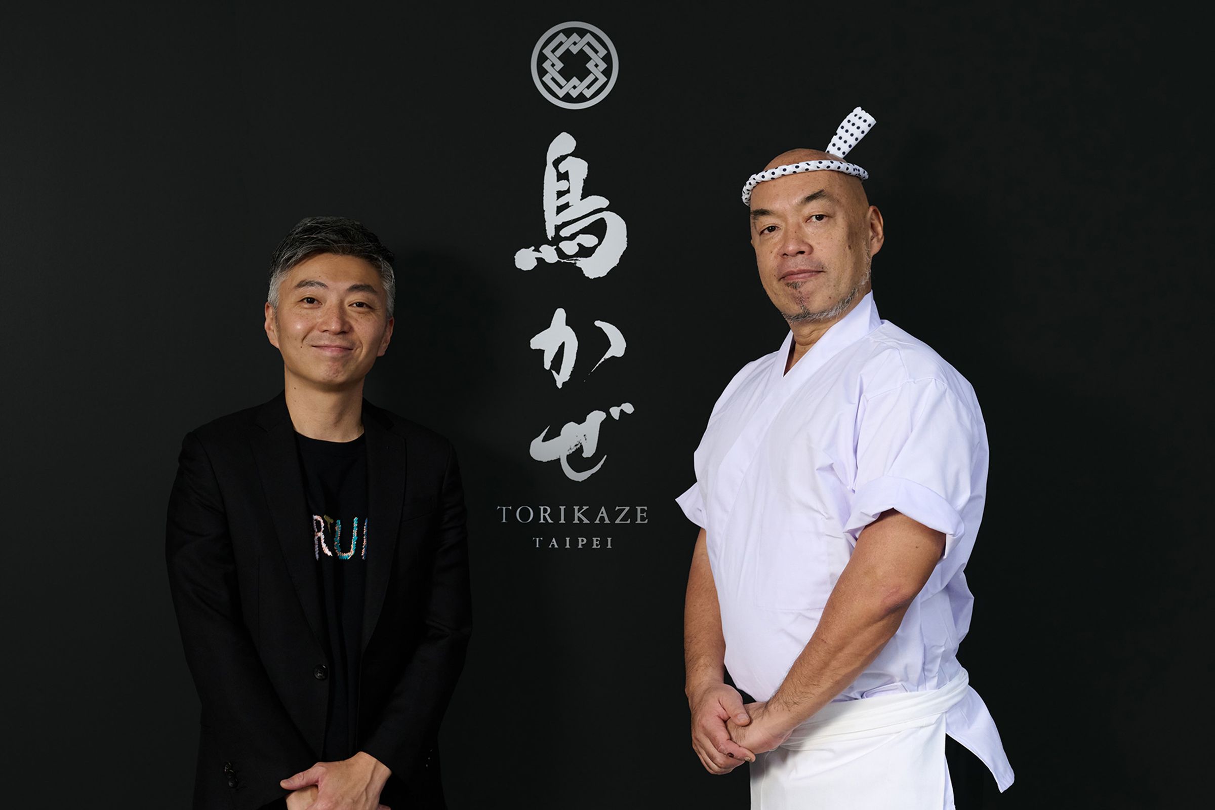 Torishiki ICHIMON(鳥しき一門)創辦人池川義輝(右)和MMHG湘樂餐飲集團創辦人林泉(左)攜手打造TORIKAZE TAIPEI。(TORIKAZE TAIPEI提供)