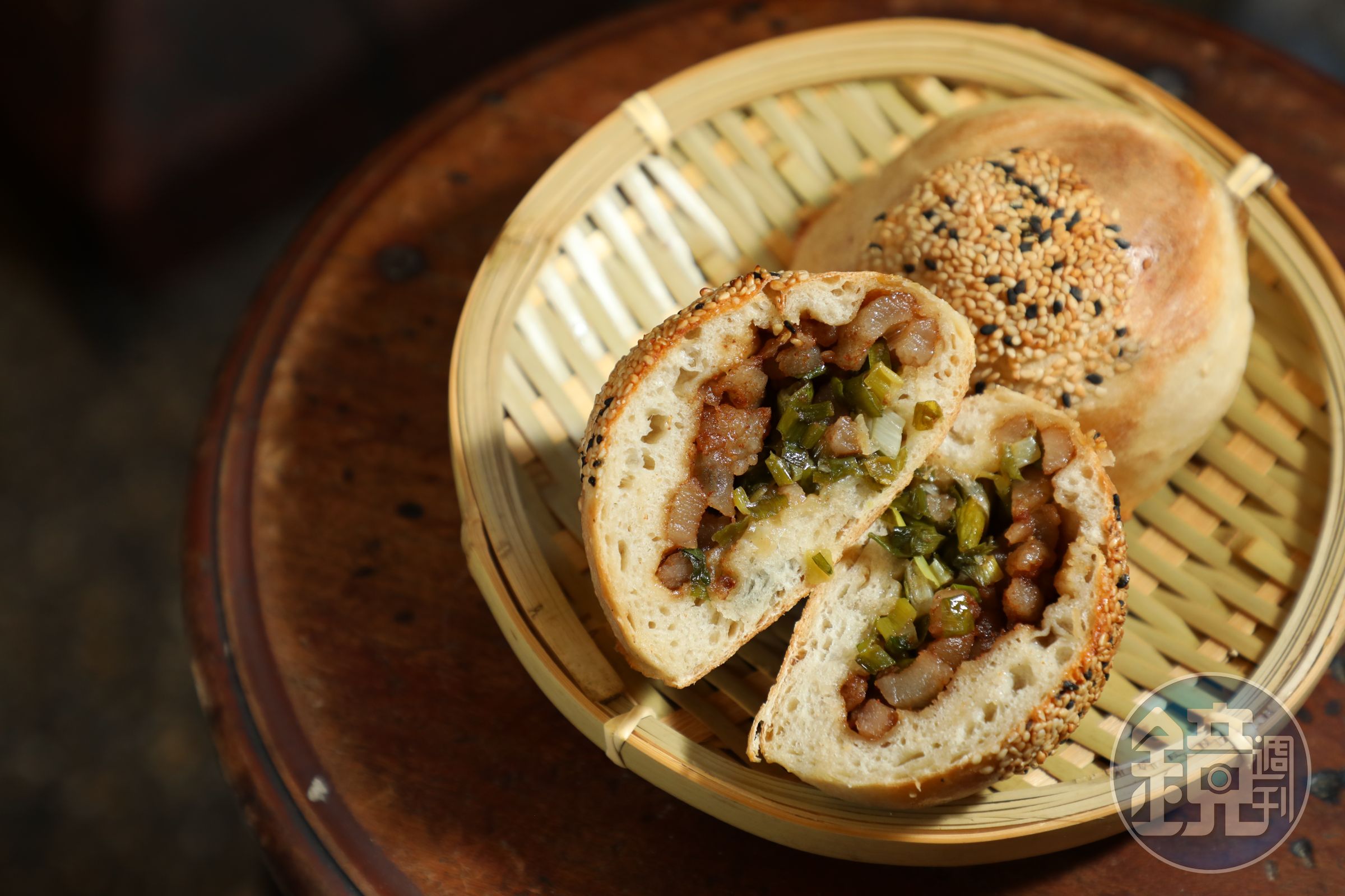 「肥肉胡椒餅」是經典口味，儘管出了瘦肉版本，許多老主顧依舊喜歡這味道。（40元／個）