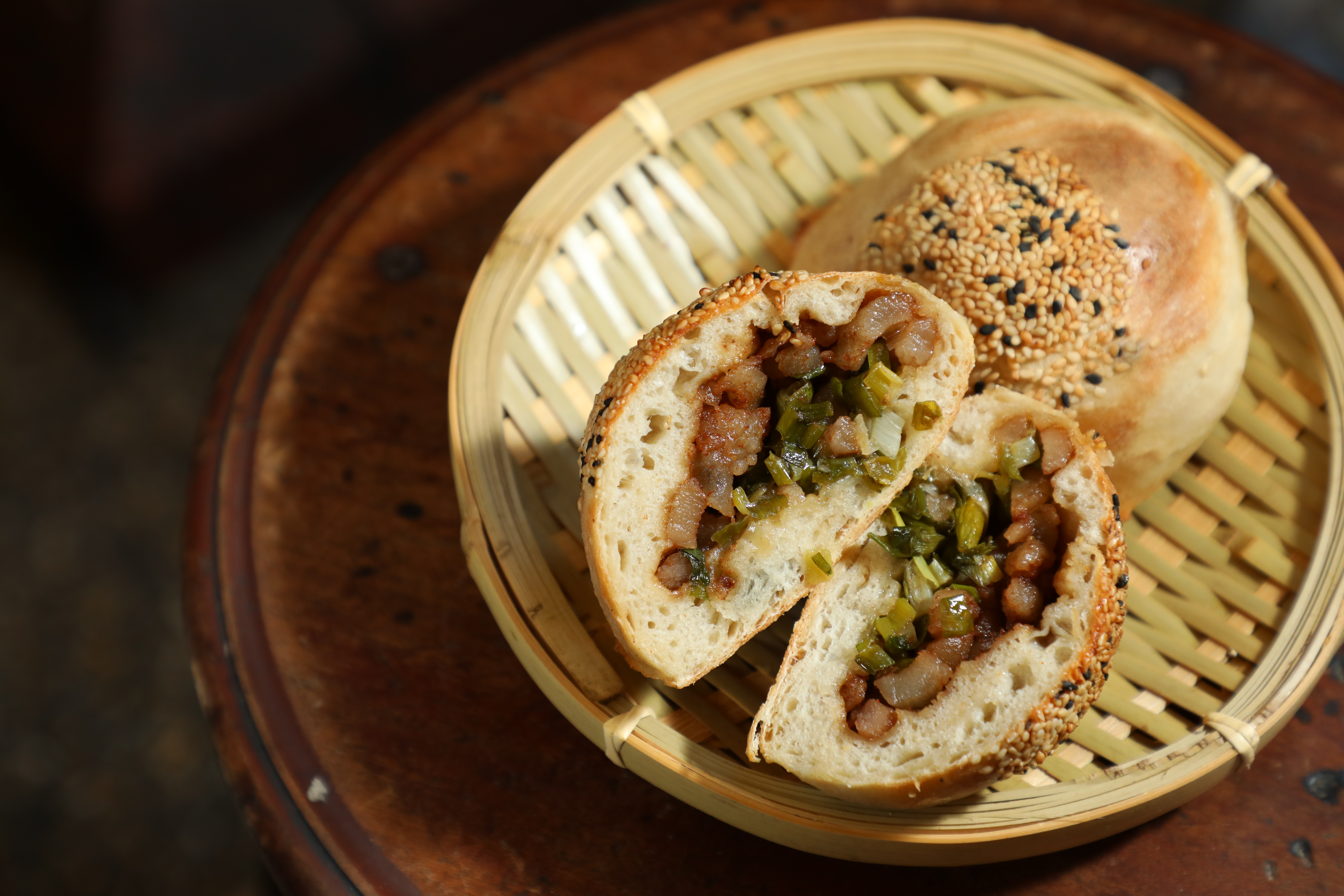 「肥肉胡椒餅」是經典口味,儘管出了瘦肉版本,許多老主顧依舊喜歡這味道。(40元/個)