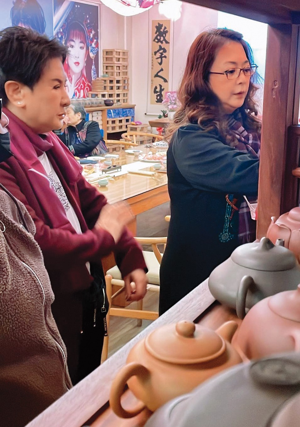 趙永馨(右)開茶藝館,楊麗花(左)曾親臨捧場。(翻攝自趙永馨臉書)