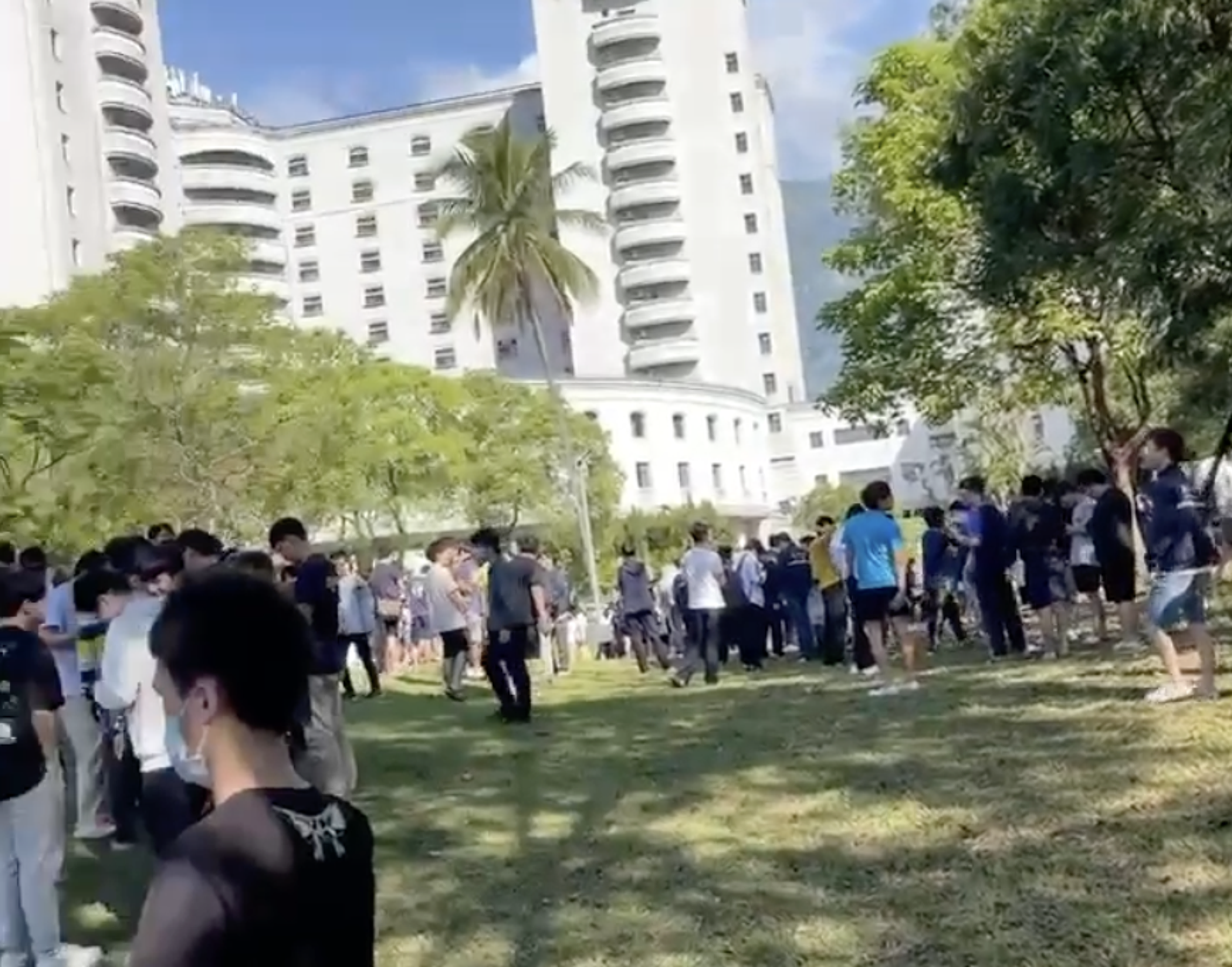 花蓮發生大地震後,許多人到空曠處躲避餘震。(讀者提供)