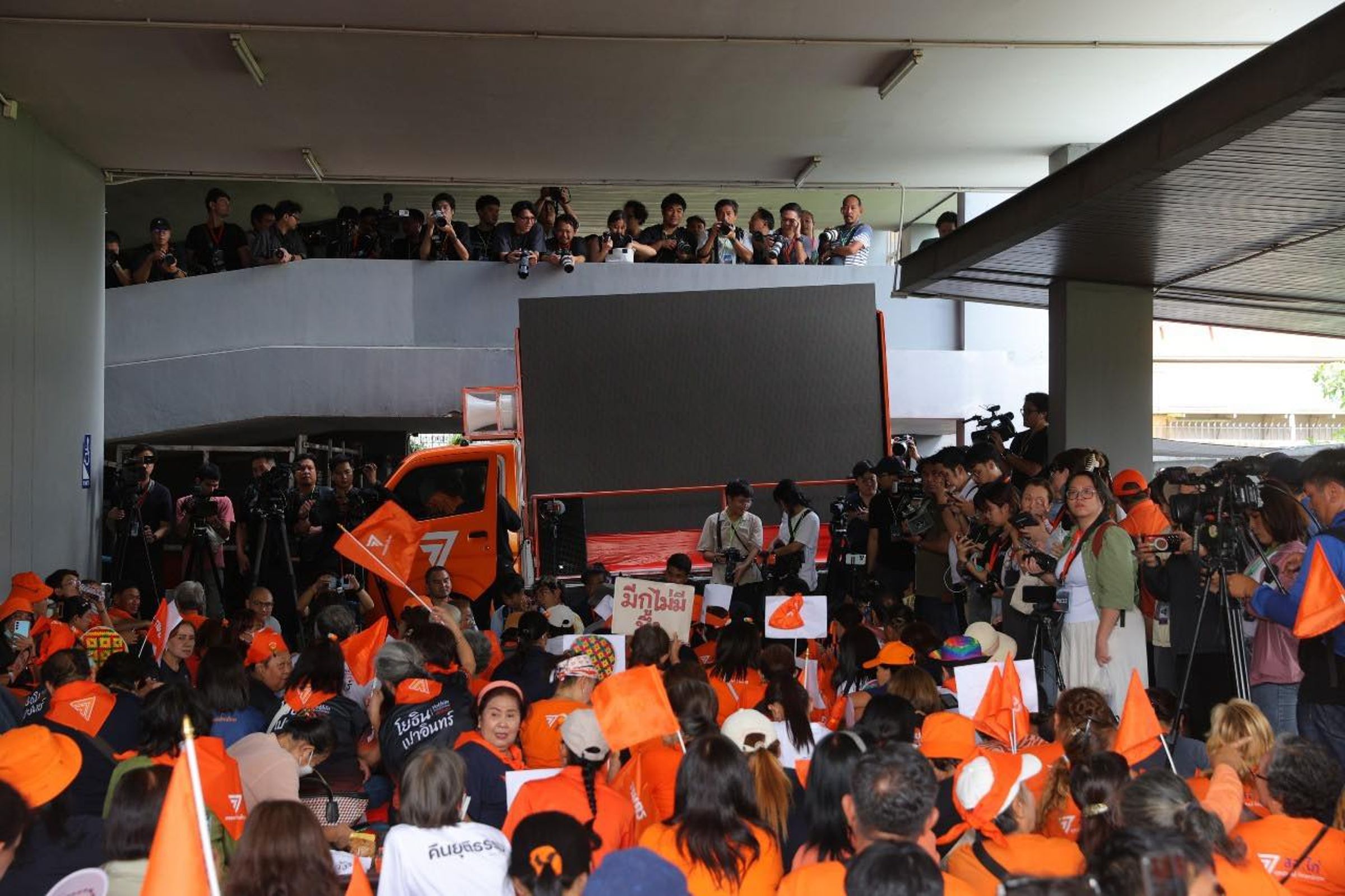 許多民眾前往演場活動現場，支持前進黨。（翻攝自พรรคก้าวไกล - Move Forward Party臉書）