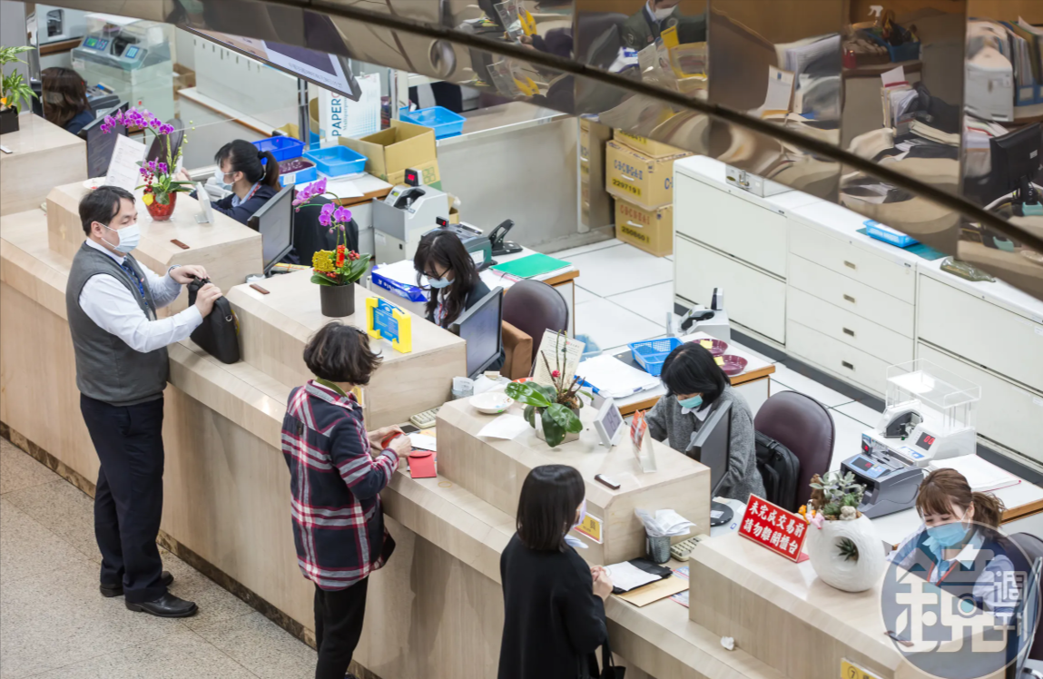 今年房市面臨史上最大交屋潮，許多即將交屋的民眾房貸卡關。（本刊資料照）