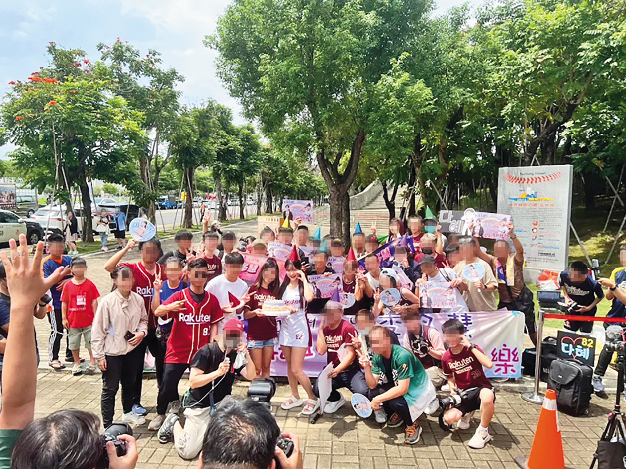 李多慧（前排右六）來台人氣旺，經常辦活動與粉絲互動。（奧比懷登提供）