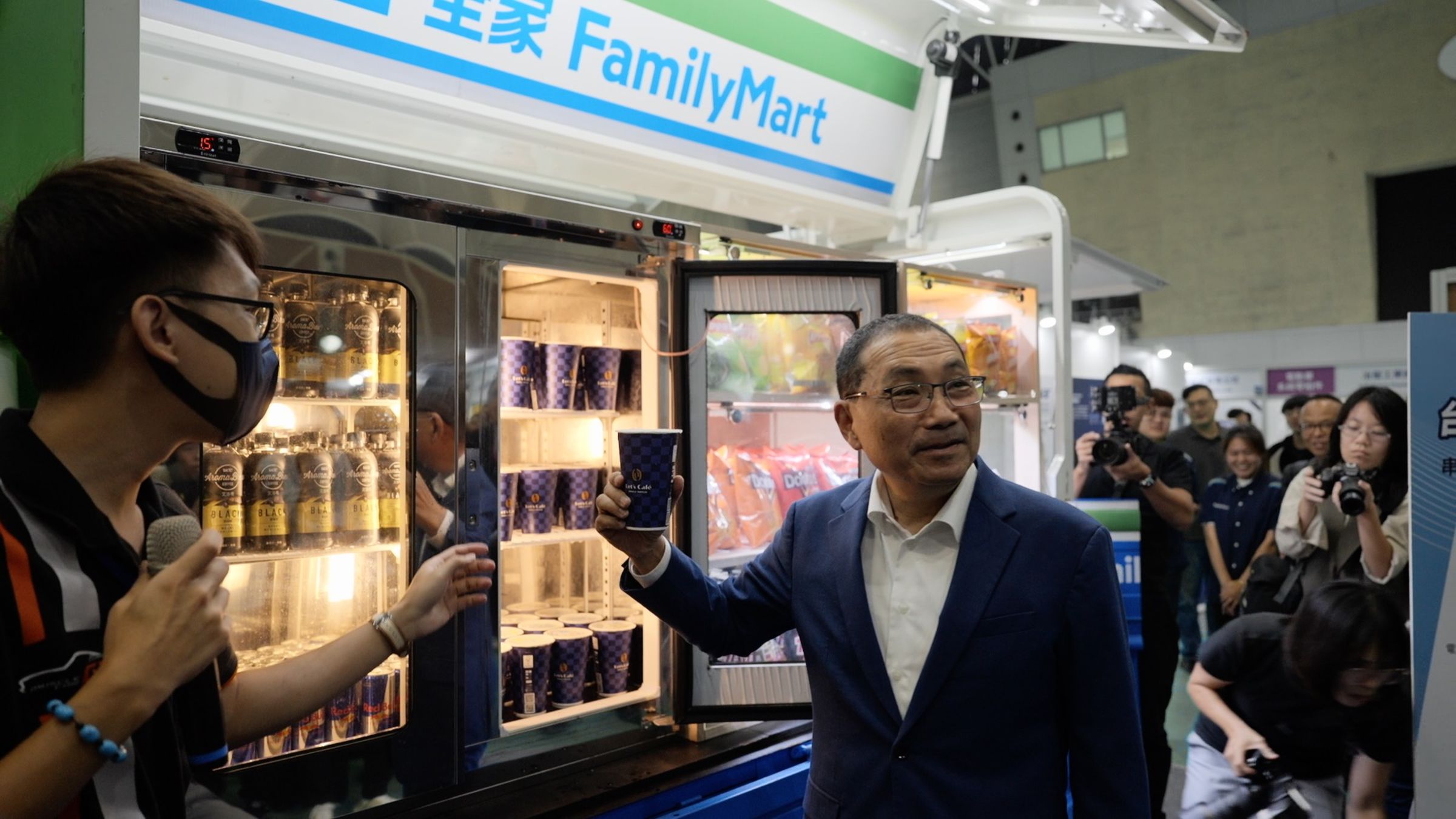 新北市長侯友宜出席2024新北電動車產業鏈博覽會,逐個展區與參與廠商互動。