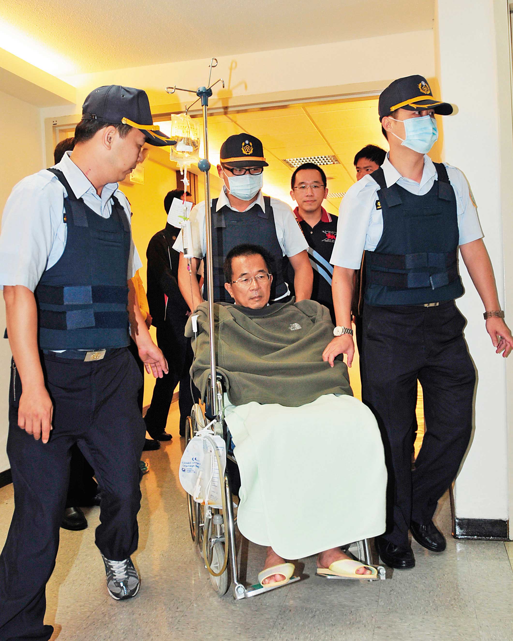 2012年,前總統陳水扁因身體不適多次申請並獲得戒護外醫與住院檢查。(東方IC)