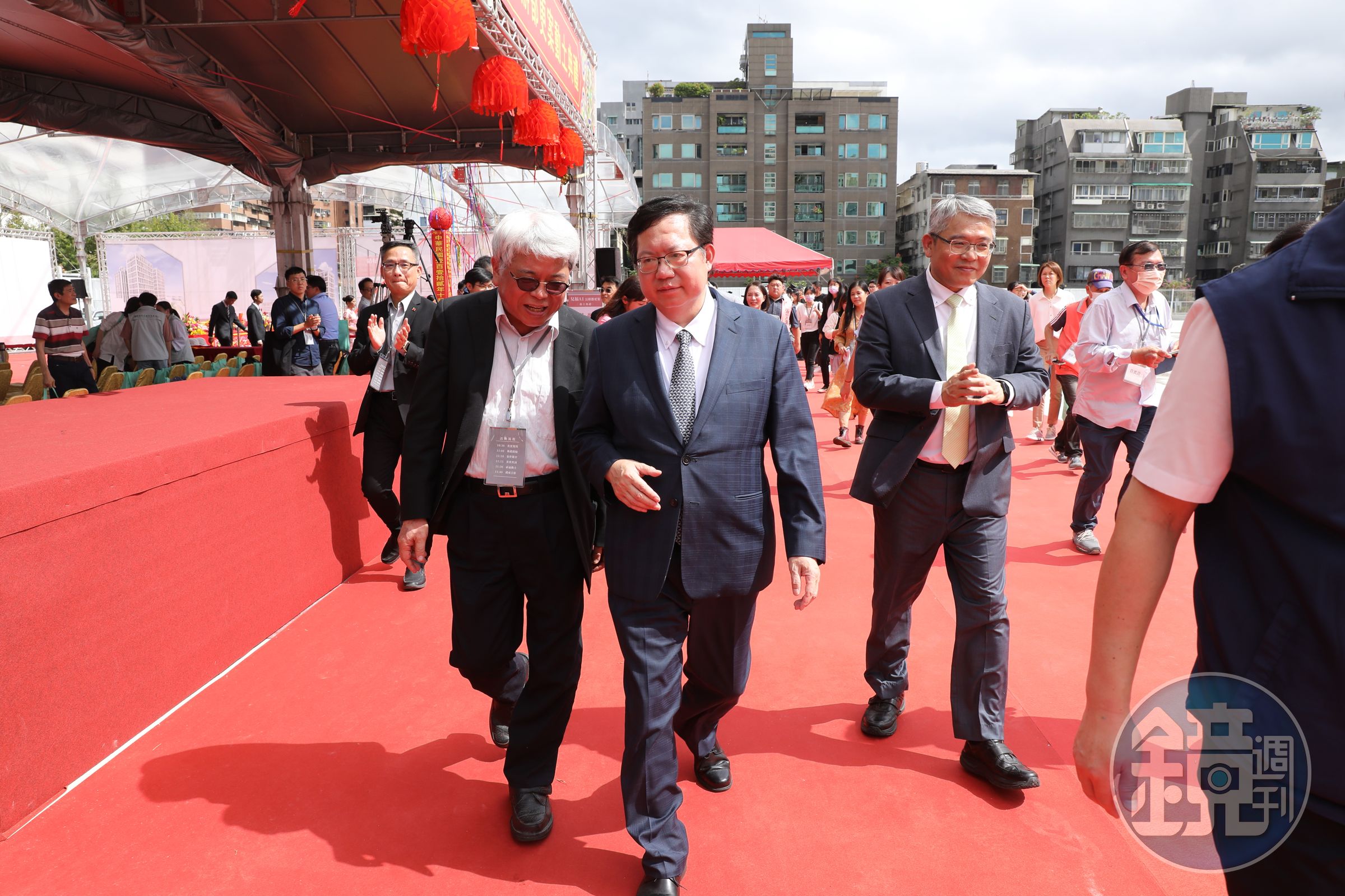 行政院副院長鄭文燦(中)今針對鴻海集團旗下富士康遭到中國查稅、查地表達看法。