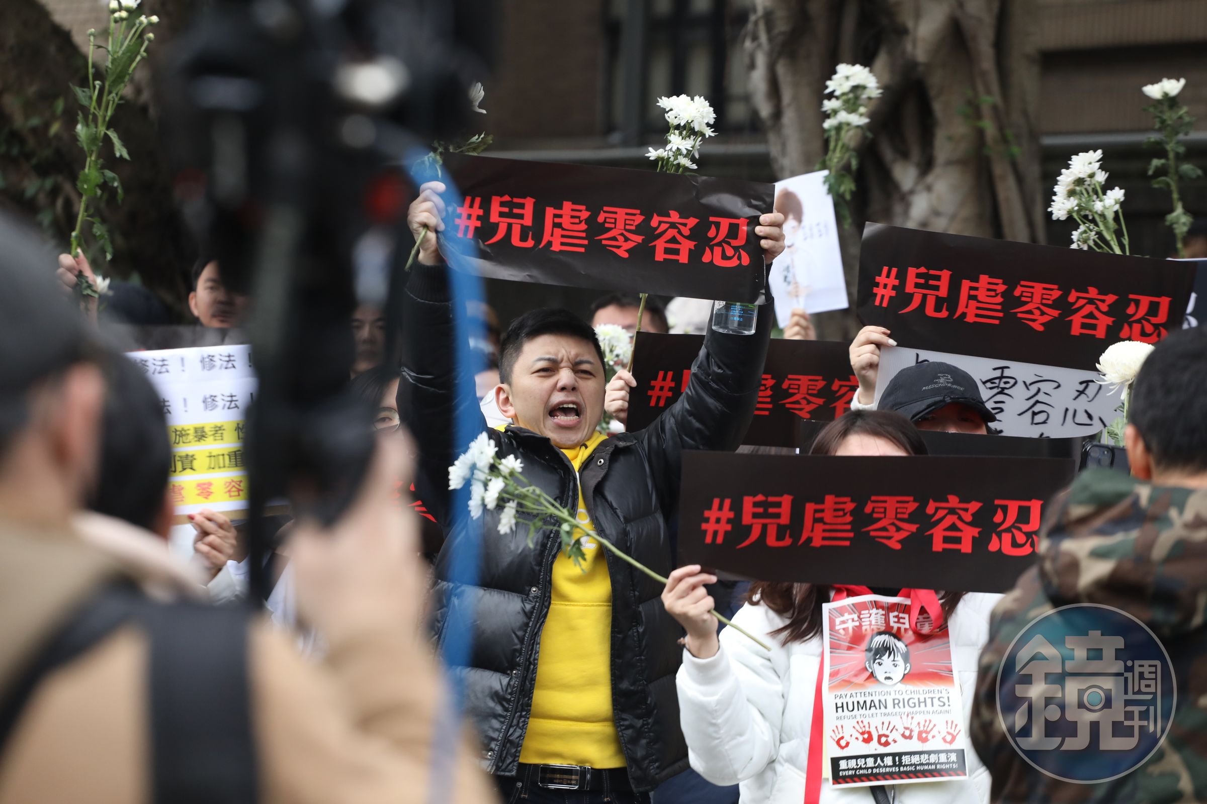 「剴剴戰士」昨日集結在法院外聲援剴剴。