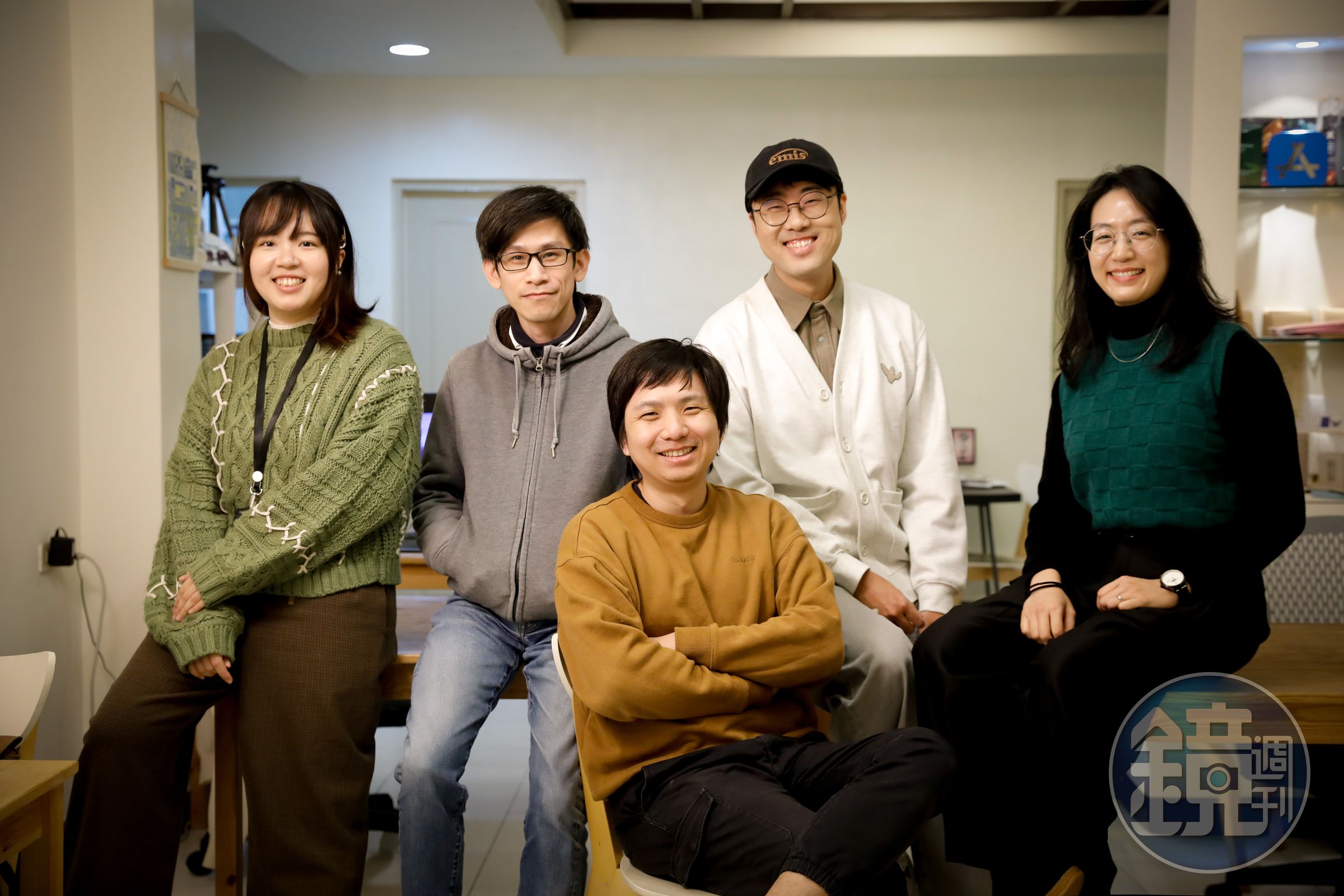 遊戲熵最初由Jason（左2起）、Ren、吳少辰（Boris）三位大學同窗共同創辦，後續加入美術Peiyi（左1）與編劇企劃So（右1）。