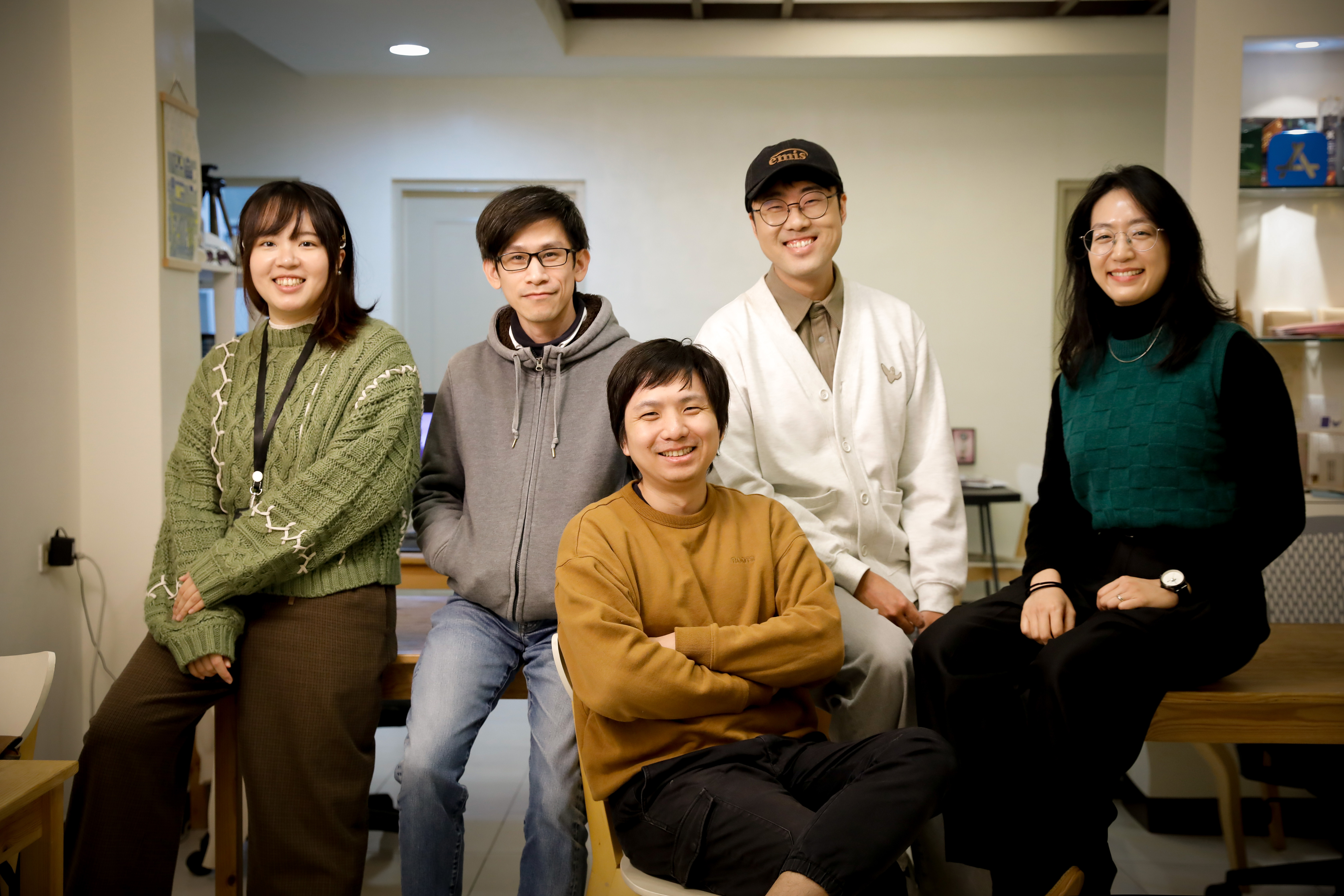 遊戲熵最初由Jason（左2起）、Ren、吳少辰（Boris）三位大學同窗共同創辦，後續加入美術Peiyi（左1）與編劇企劃So（右1）。