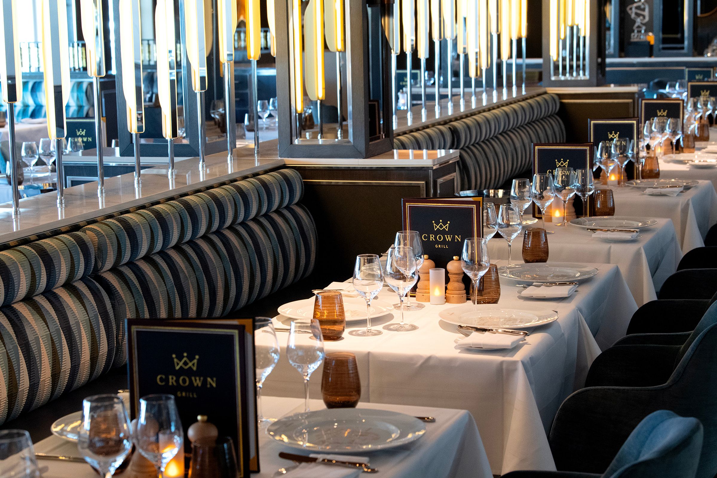 象徵經典的「皇冠海鮮牛排餐廳(Crown Grill)」在太陽公主號上展現全新設計元素。(公主遊輪提供)