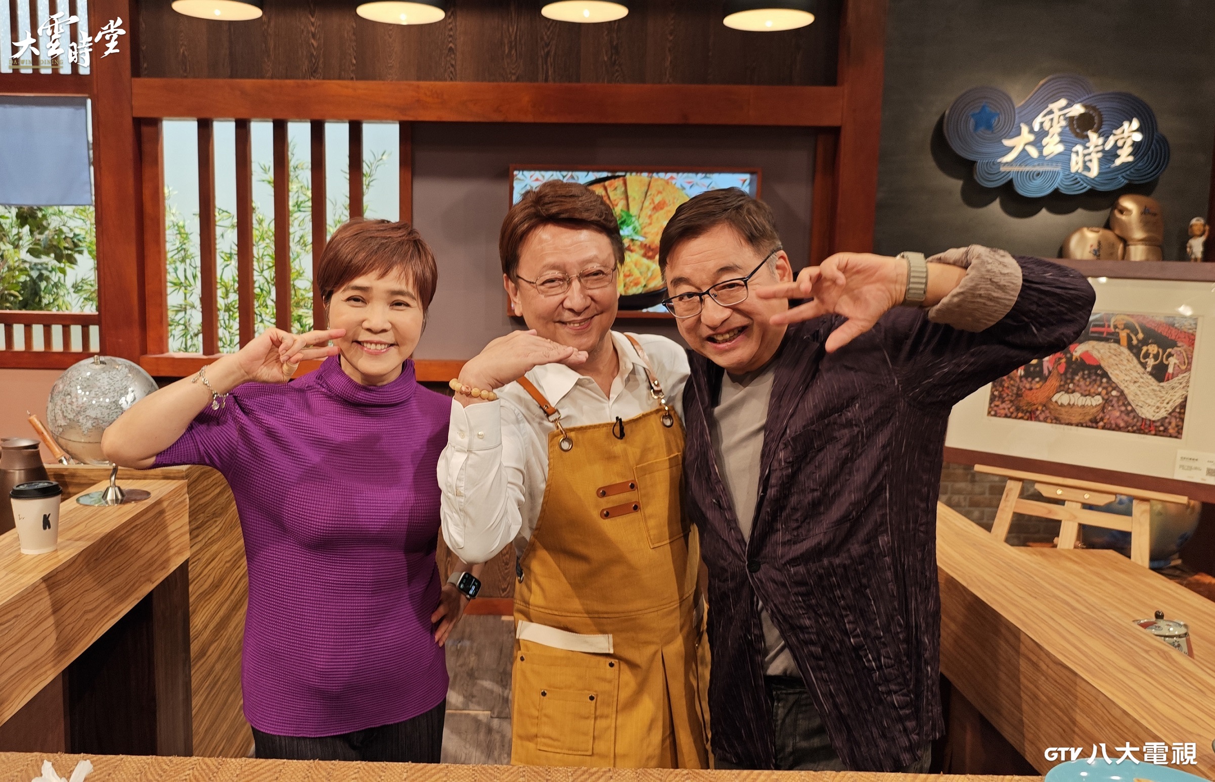 李艷秋（左）與老公李濤（右）接受李四端專訪。（八大提供）