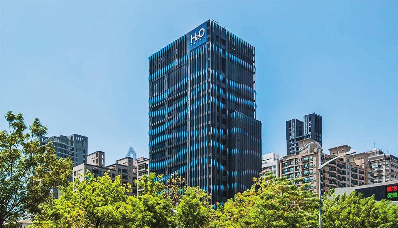 張俊傑被安排入住高雄市鼓山區五星級的H₂O水京棧國際酒店(圖),享受視野極佳的無邊際泳池及池畔酒吧。(翻攝H₂O Hotel水京棧國際酒店臉書)