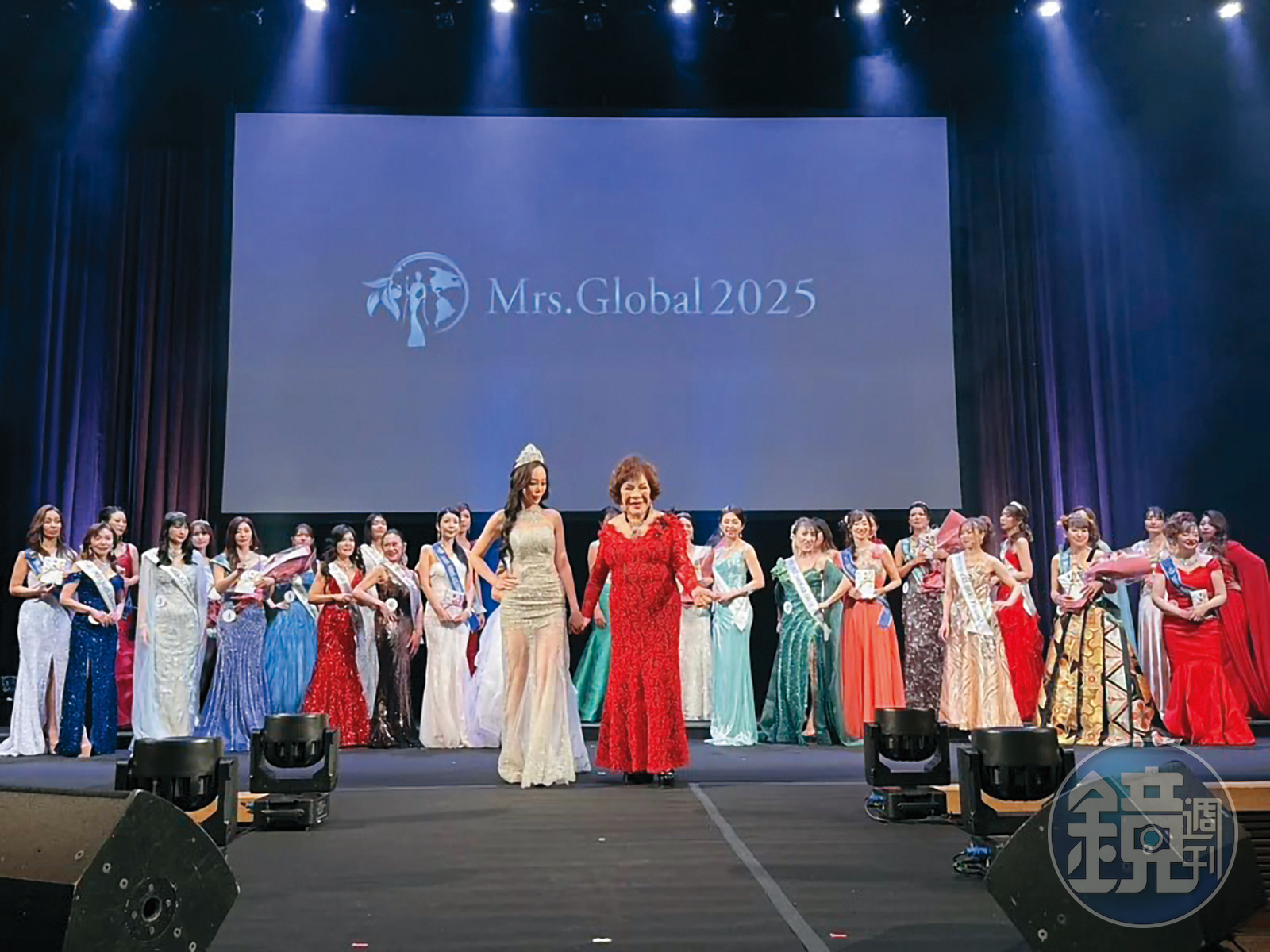 周遊以「台灣代表」的身分，在2025日本全球夫人大賽致詞及走秀。（讀者提供）