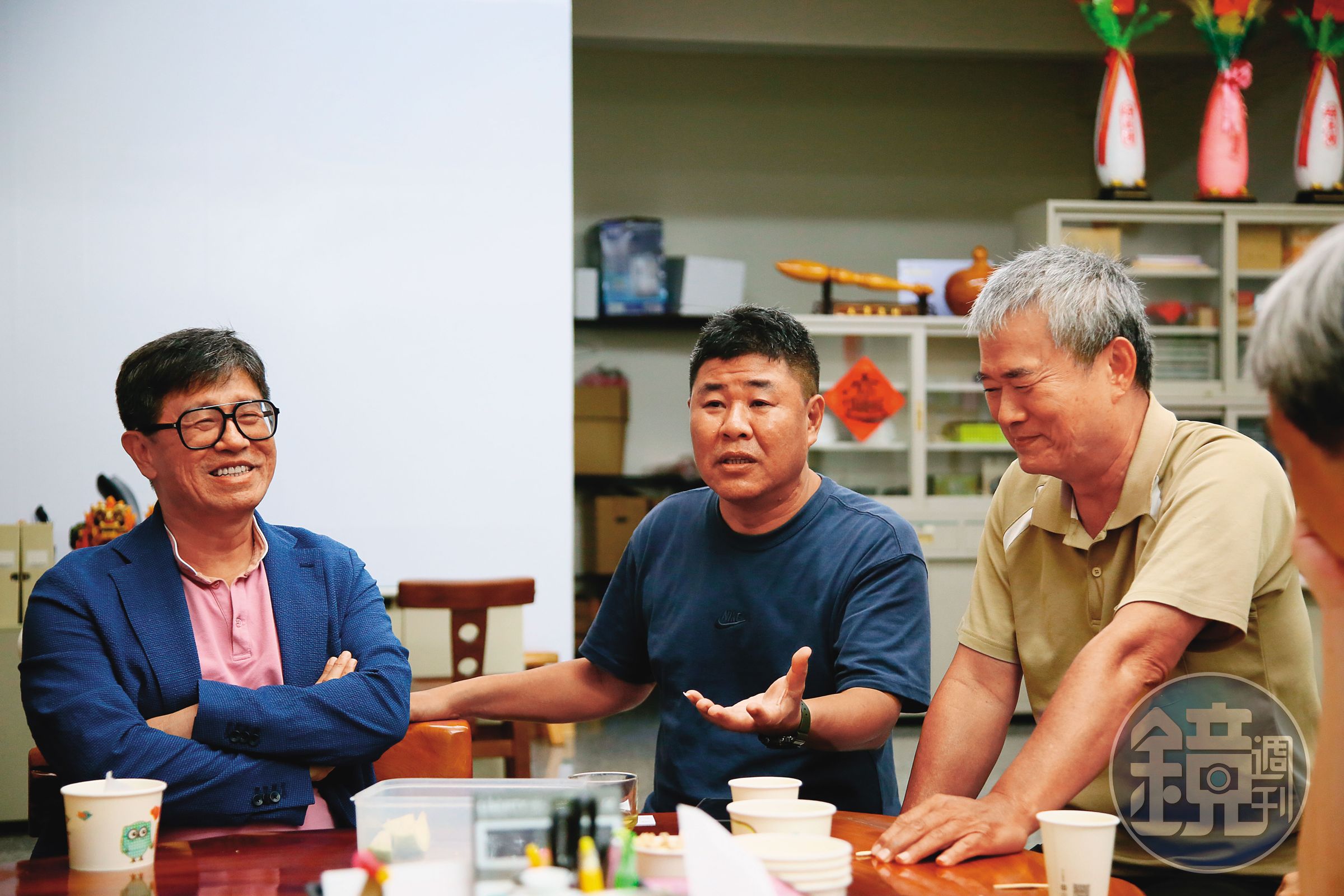 內埔鄉長鍾慶鎮（中）和中林教會師丈李明仁（右），都認同寶晶董事長蔡佳晋（左）在老埤農場興建飯店和太陽能板的規劃。