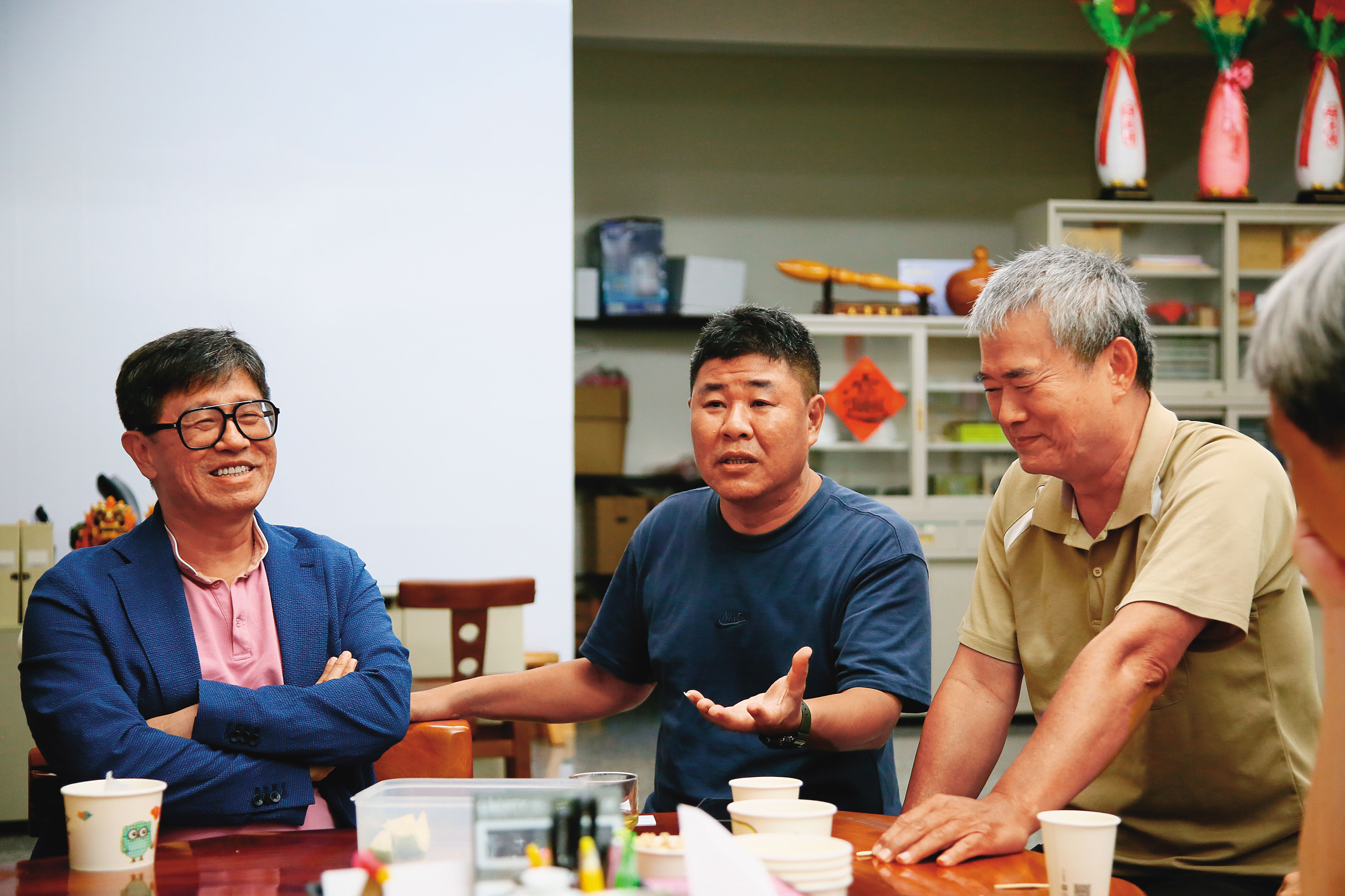 內埔鄉長鍾慶鎮（中）和中林教會師丈李明仁（右），都認同寶晶董事長蔡佳晋（左）在老埤農場興建飯店和太陽能板的規劃。