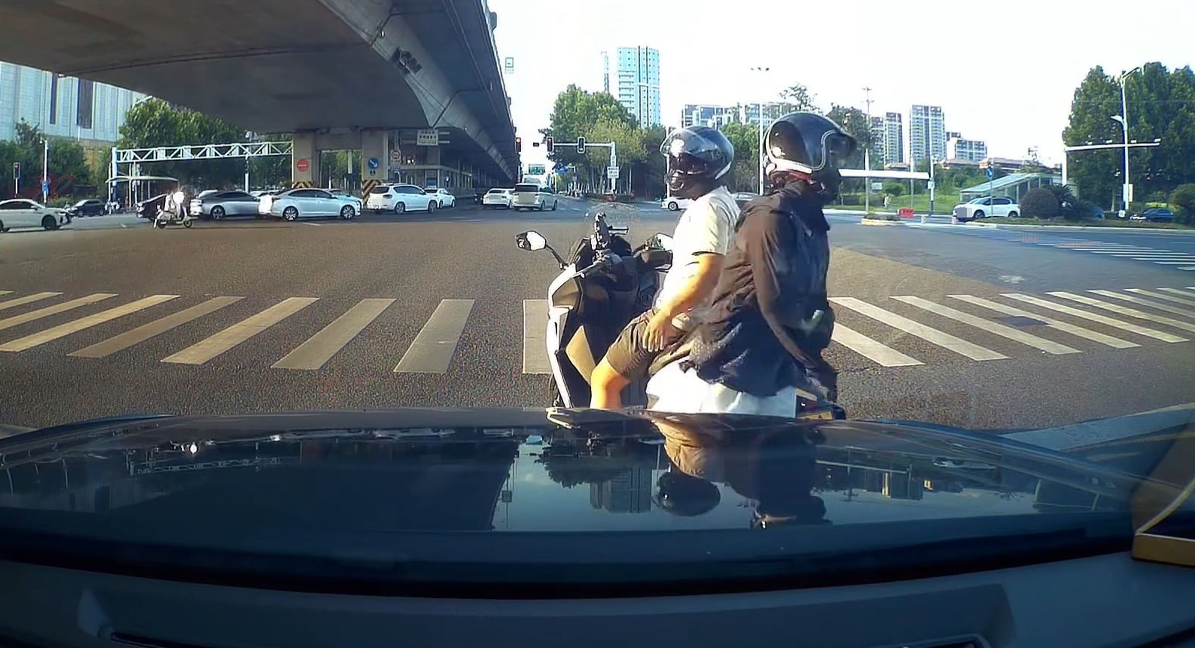 近日一段行車紀錄器畫面在臉書廣傳引發熱議,影片錄下騎士反覆催油門急煞想吃後座女生豆腐,女子最後受不了跳車閃人。(翻攝自吃吃喝喝又一天臉書)