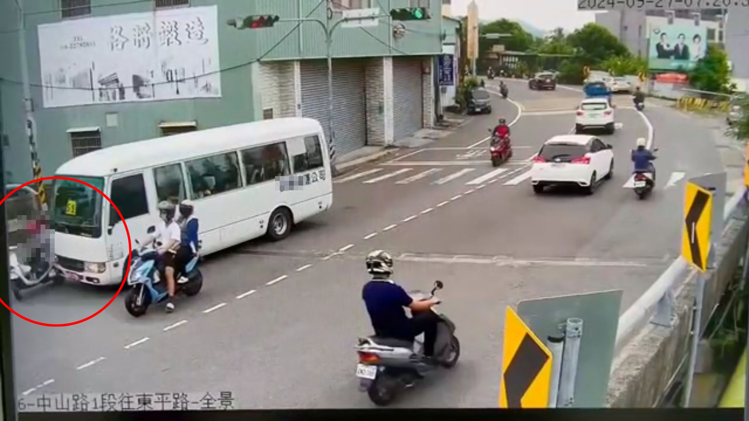 校車撞擊瞬間曝光。（翻攝記者爆料網）