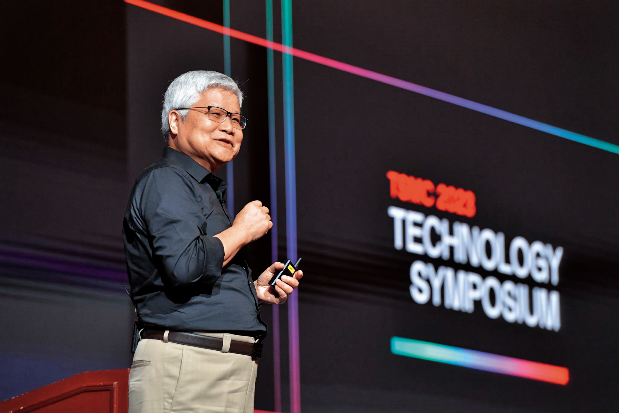 為因應AI時代來臨，台積電宣布A16先進製程將從奈米進入埃米，並導入晶背供電。圖為台積電董事長 魏哲家。（翻攝台積電linkedin）