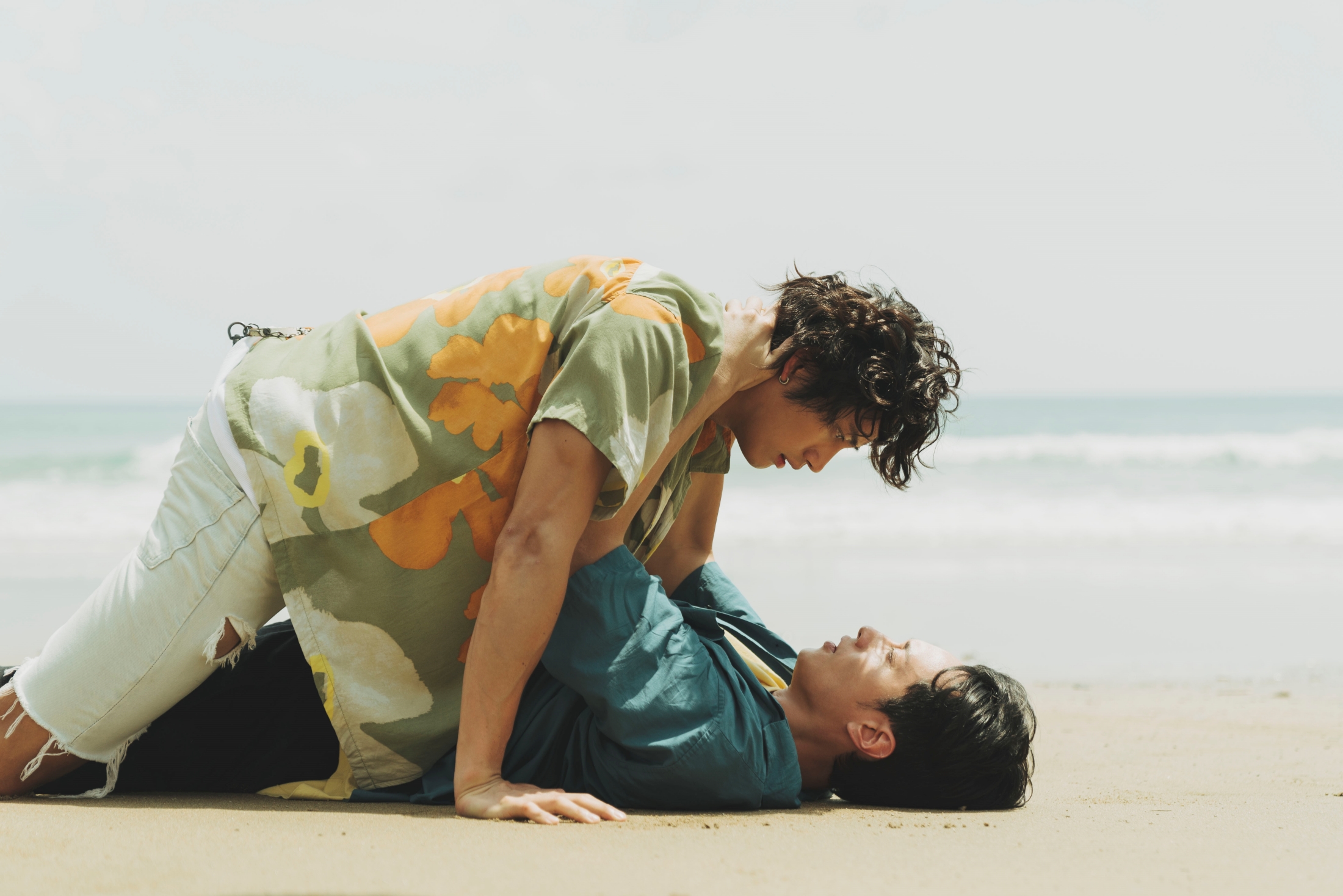 范少勳（上）和劉俊謙（下）在沙灘上扭打，很有火花。（抓馬文化提供）