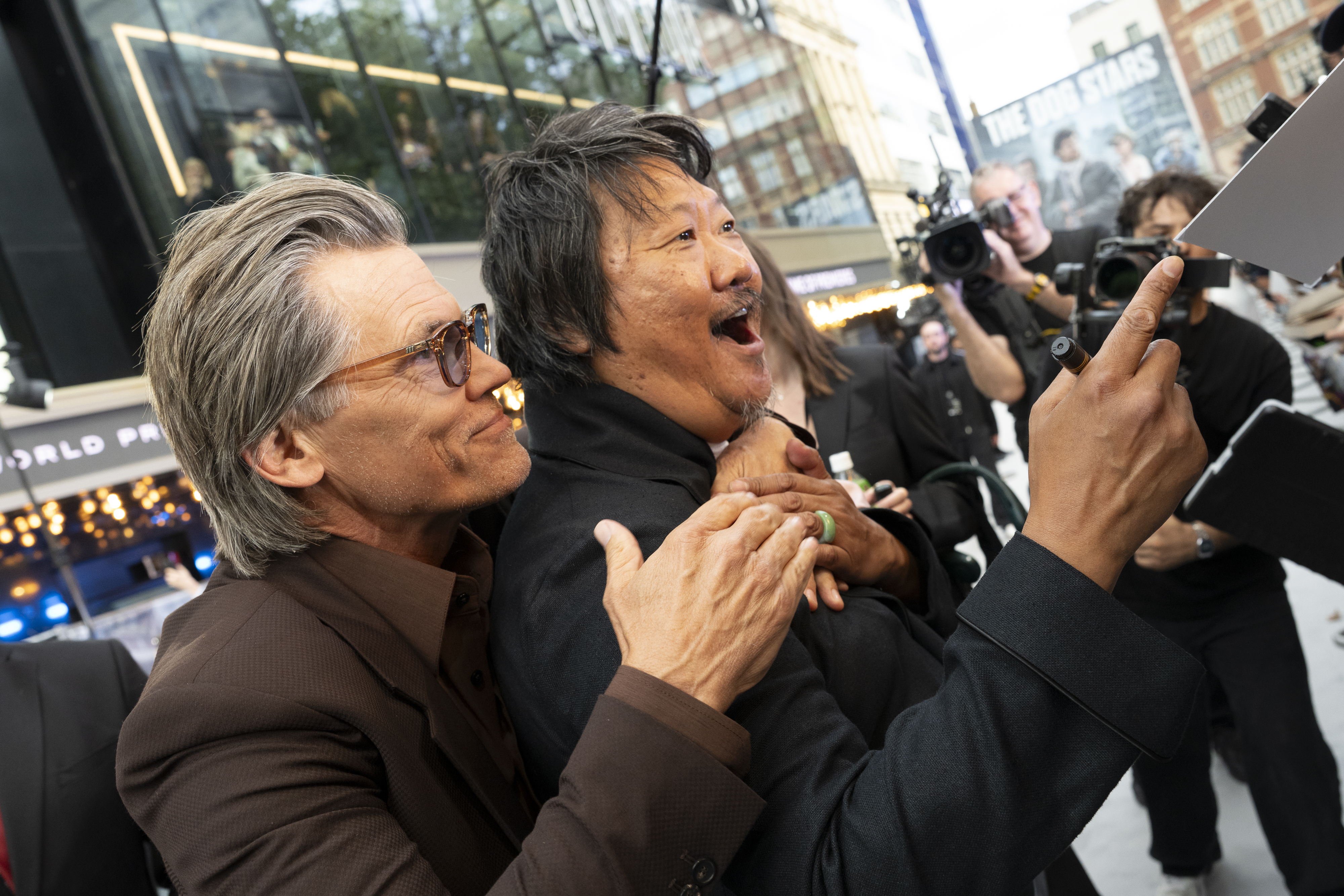 喬許布洛林（左）在首映紅毯上突襲了班尼迪克王（右）。（20世紀影業提供）