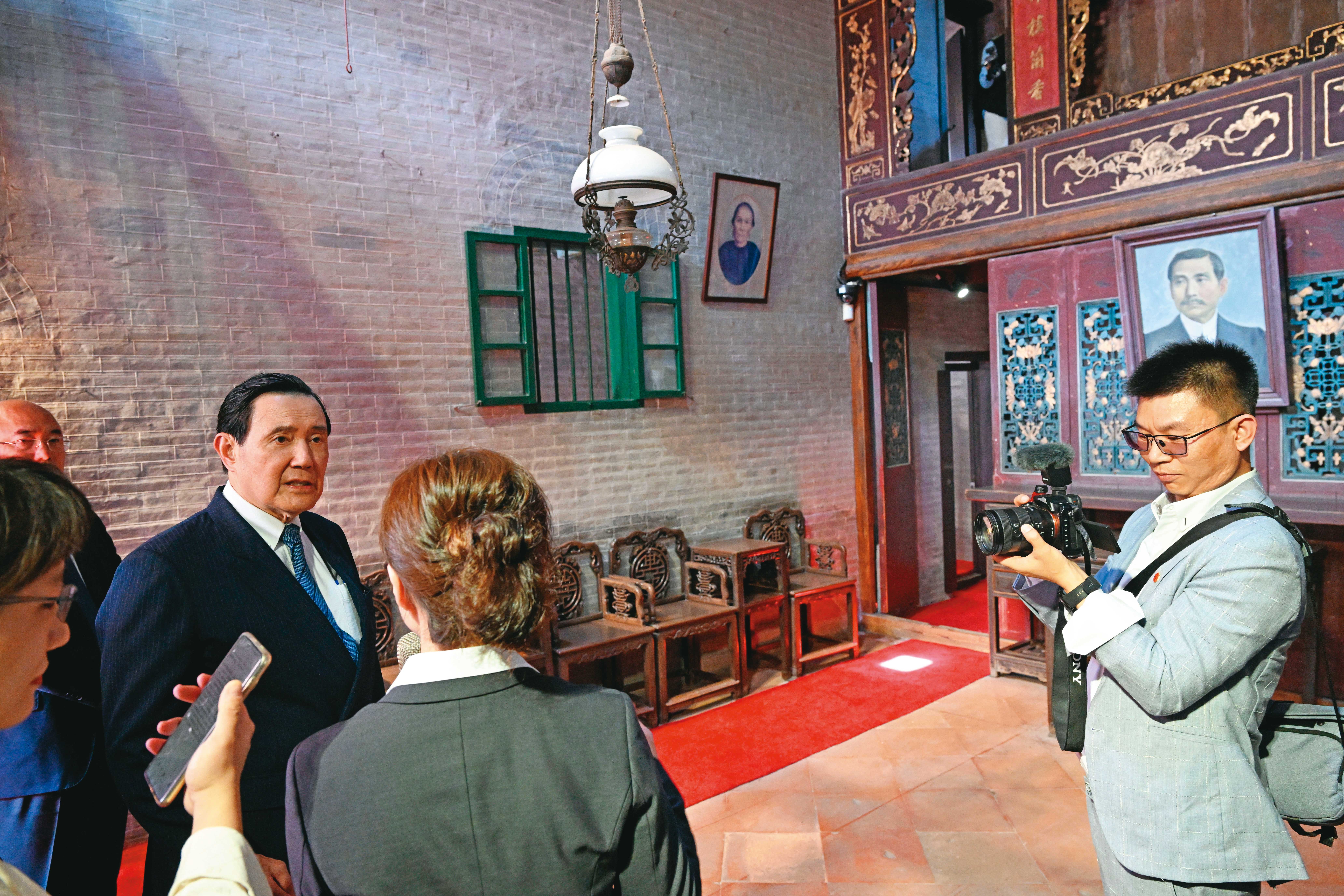 馬英九（左）2日參觀孫中山故居，談及兩岸應合作、避免戰爭，是中國人最大的願望。（馬英九基金會提供）