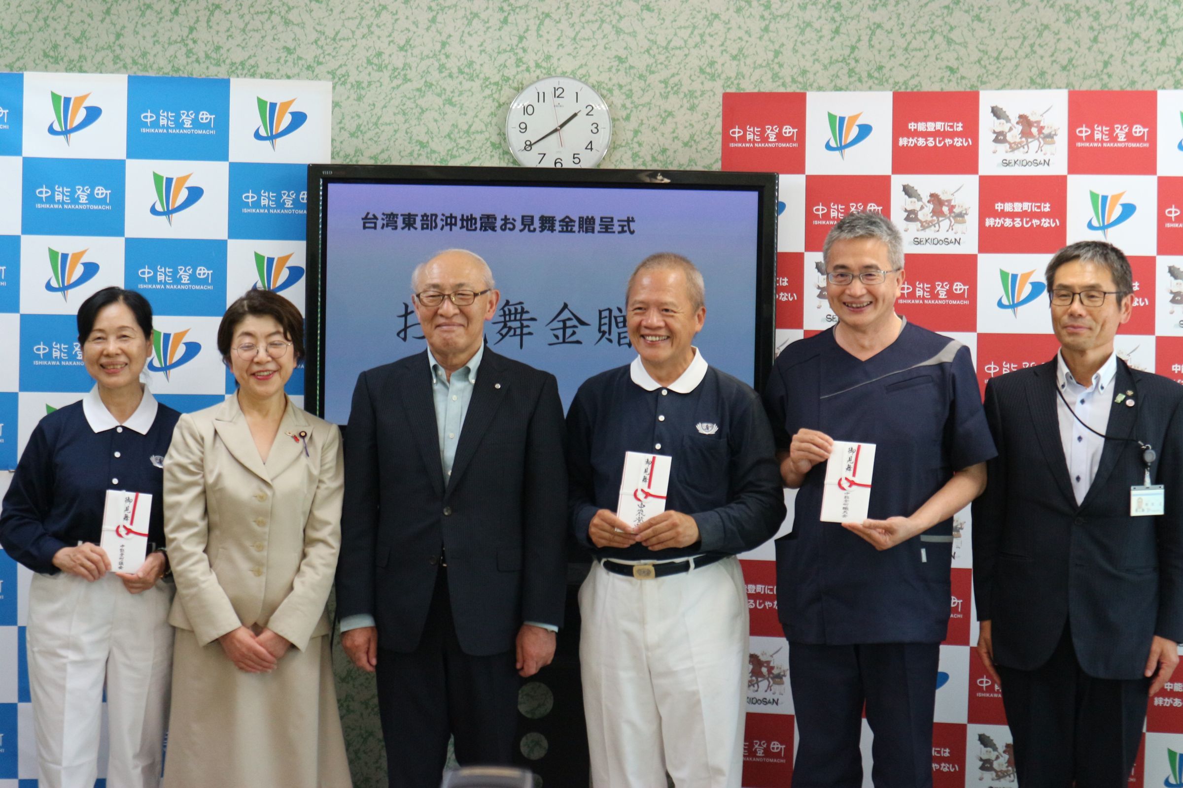 日方代表與慈濟日本分會執行長許麗香合影接受善的回饋。(慈濟基金會提供)
