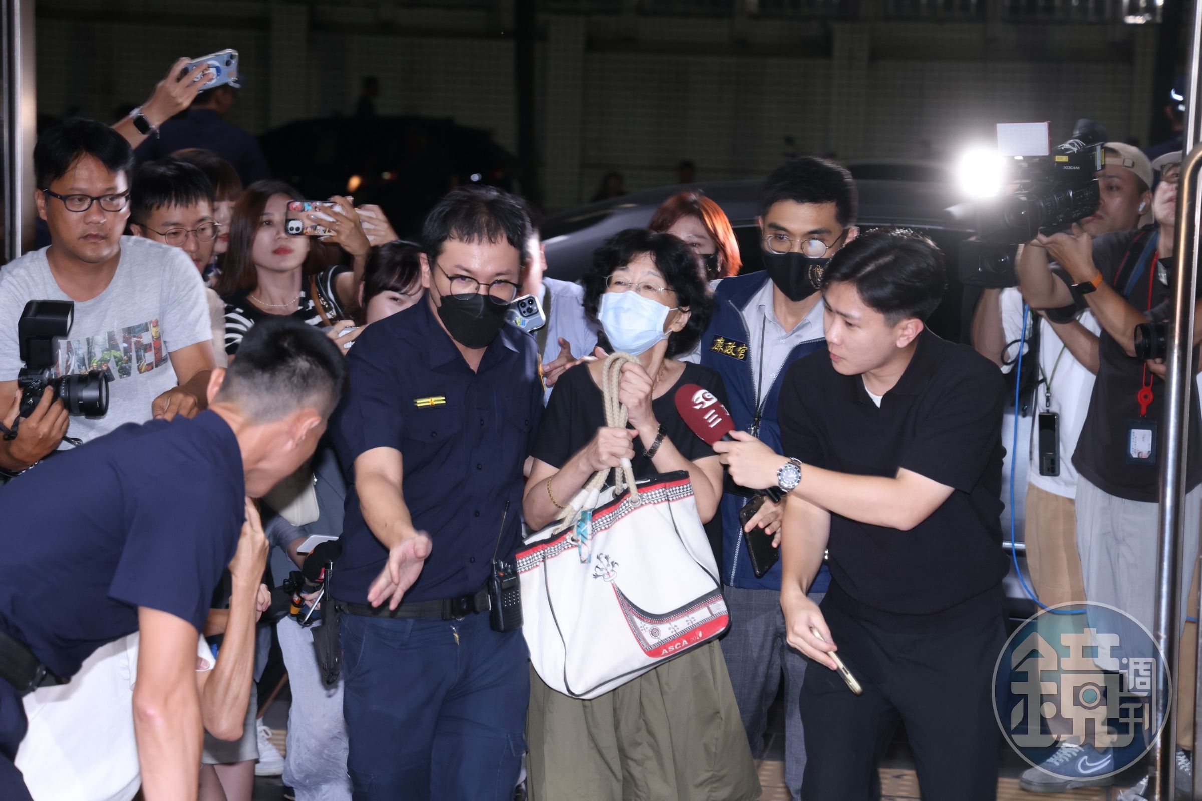 民眾黨主席柯文哲妻子陳佩琪被列為證人，晚間送北檢複訊。