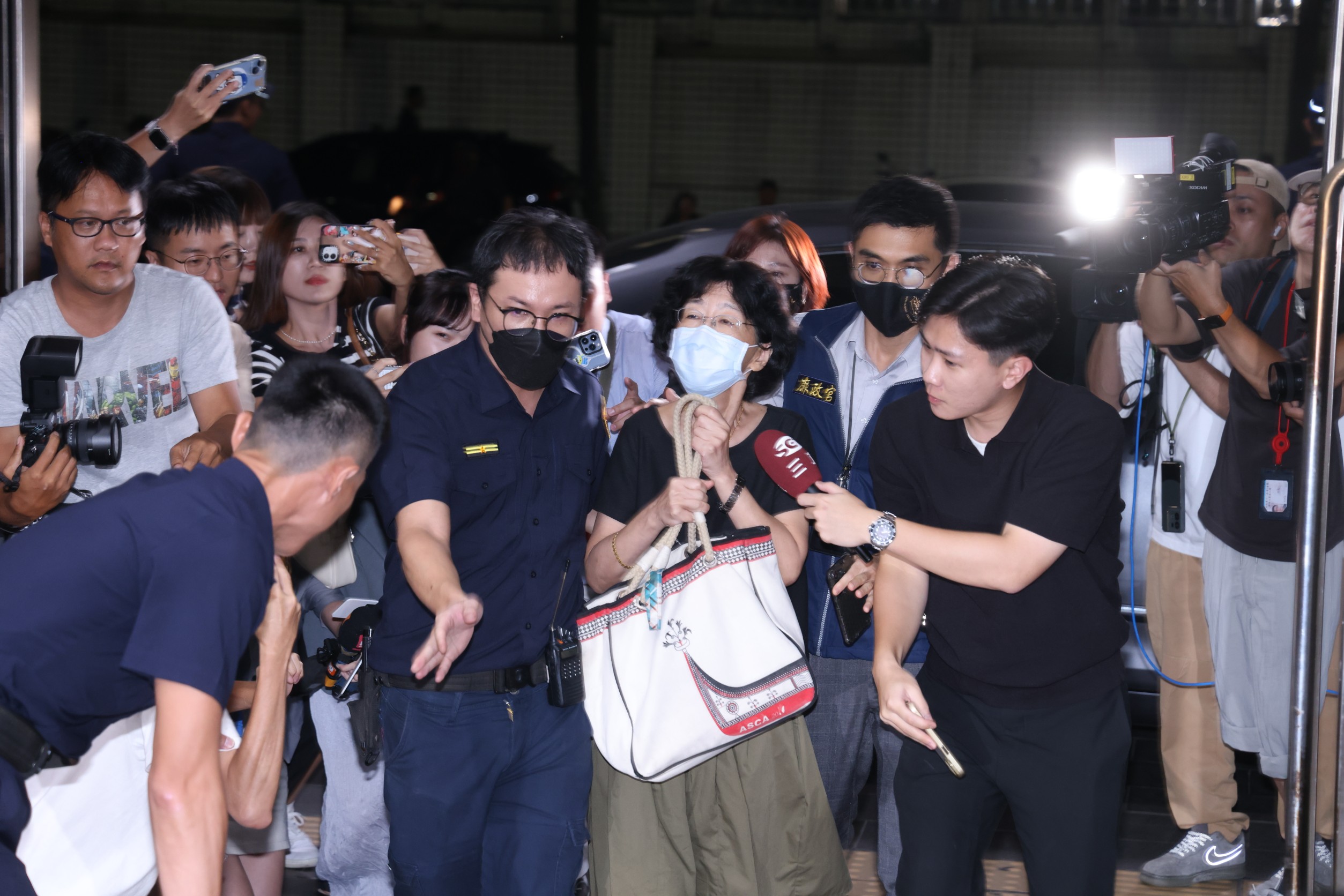 民眾黨主席柯文哲妻子陳佩琪被列為證人，晚間送北檢複訊。