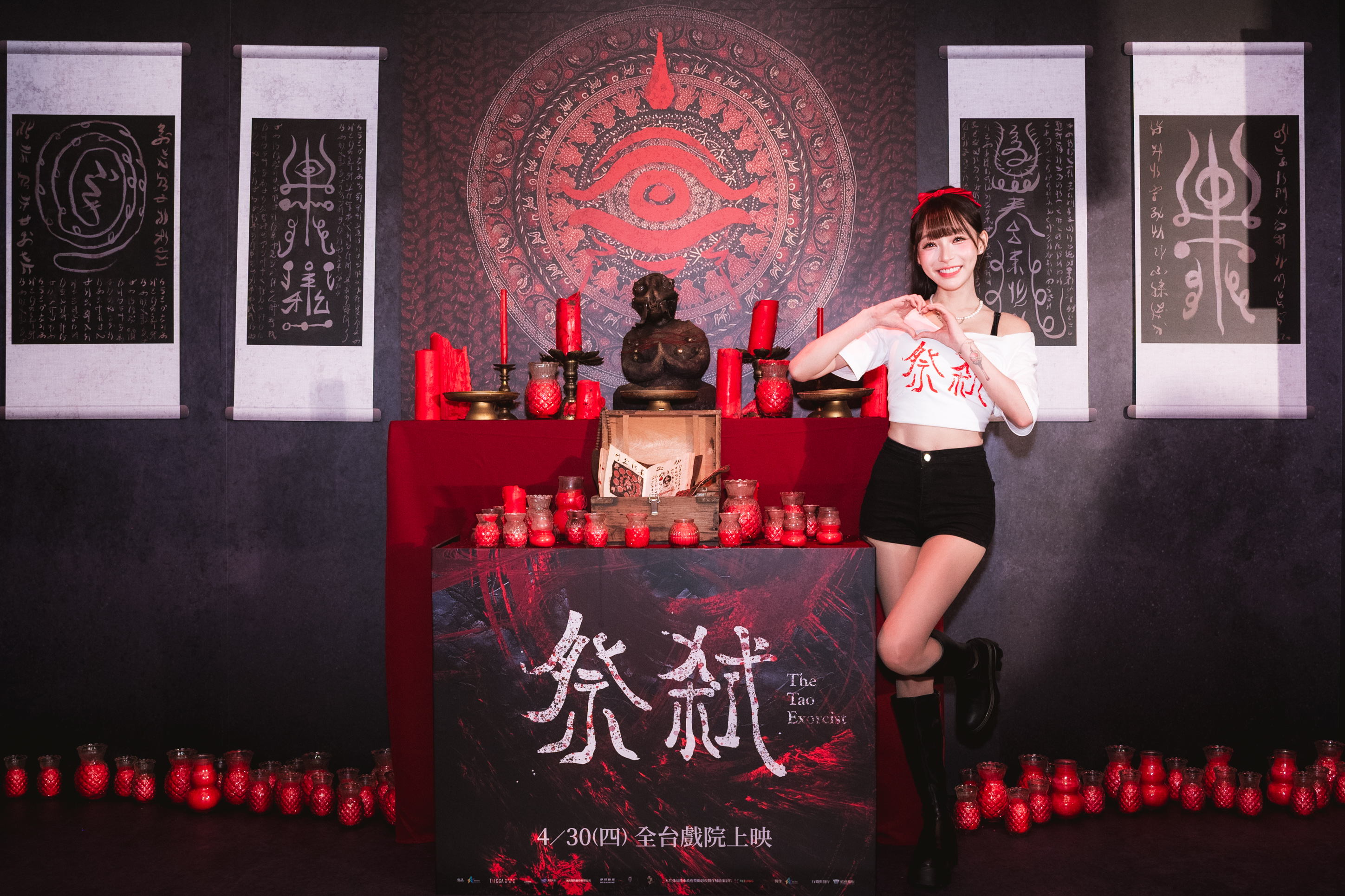 啦啦隊女神林襄在《祭弒》飾演關鍵角色，自爆「直男魂」不怕蟲，祭壇前送愛心超吸睛。（威視提供）