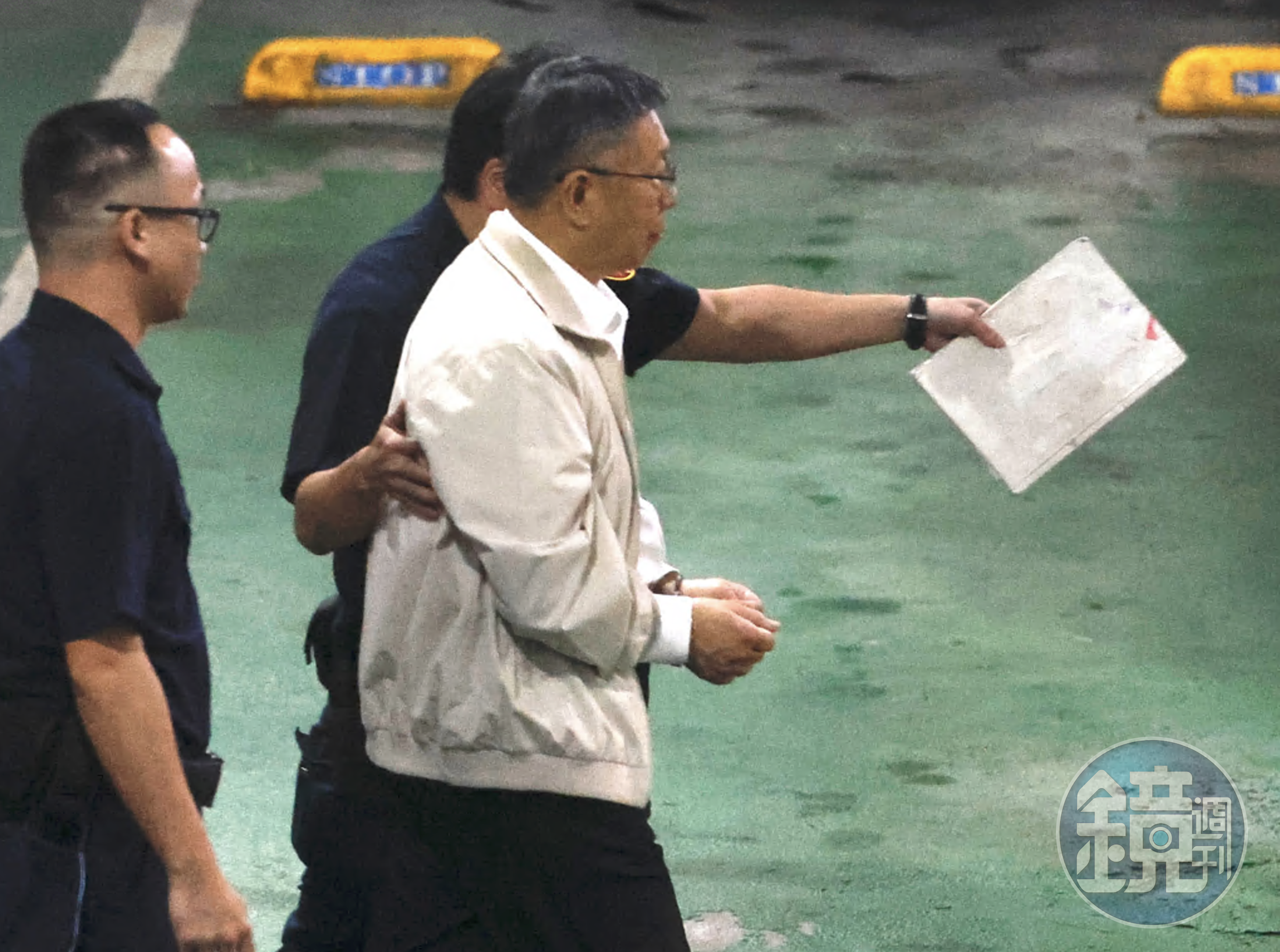柯文哲5日晚間遭羈押禁見,戴手銬走向囚車。(本刊資料照)