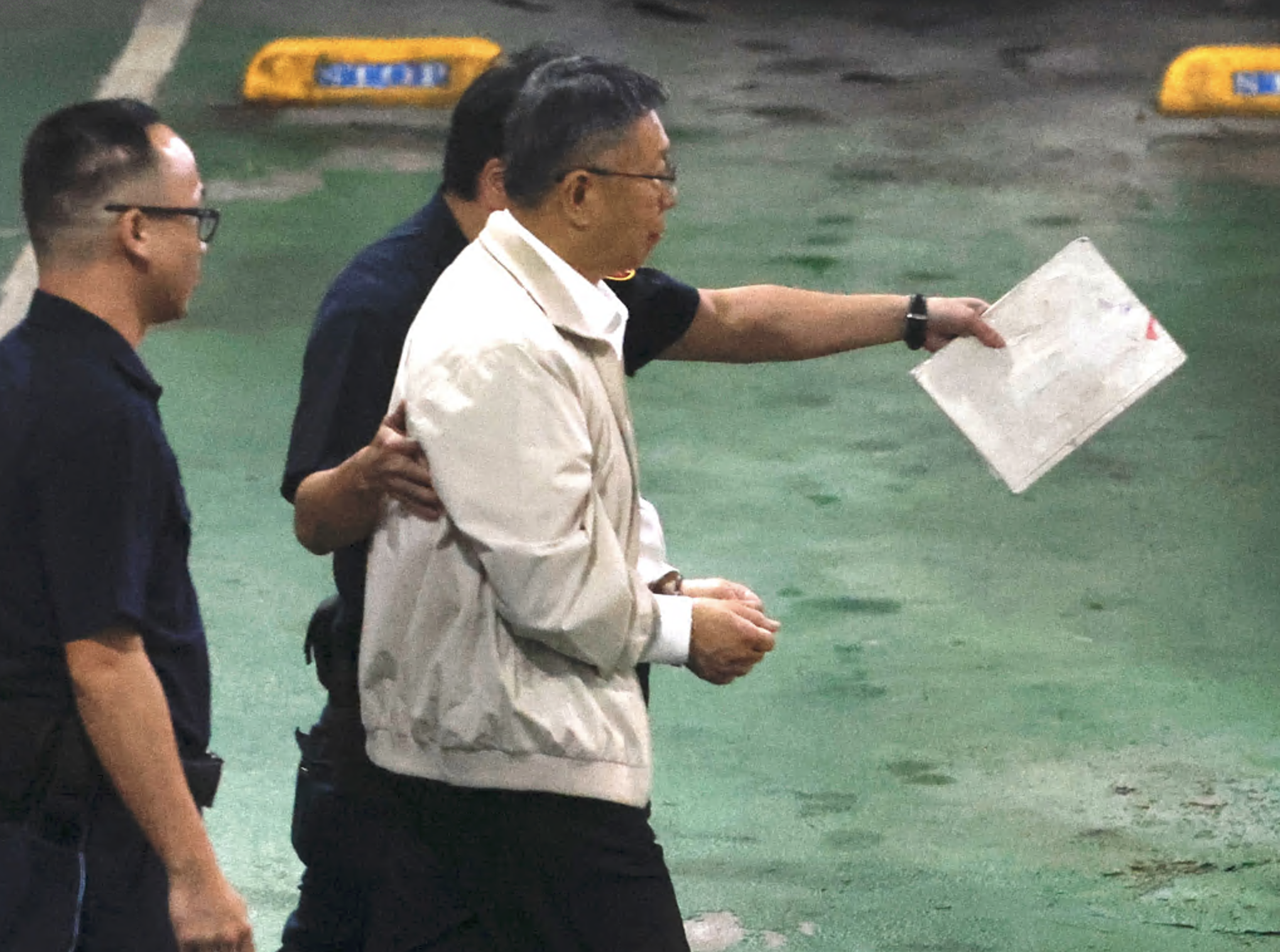 柯文哲5日晚間遭羈押禁見，戴手銬走向囚車。（本刊資料照）