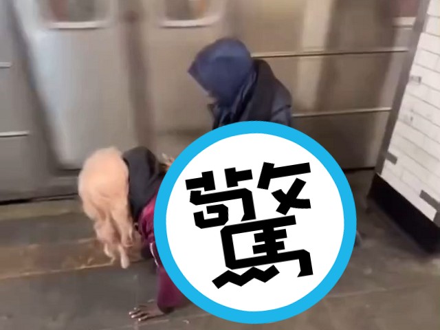 紐約地鐵行駛，老司機男女當眾進行「列車式連結快飛」。（翻自X平台）