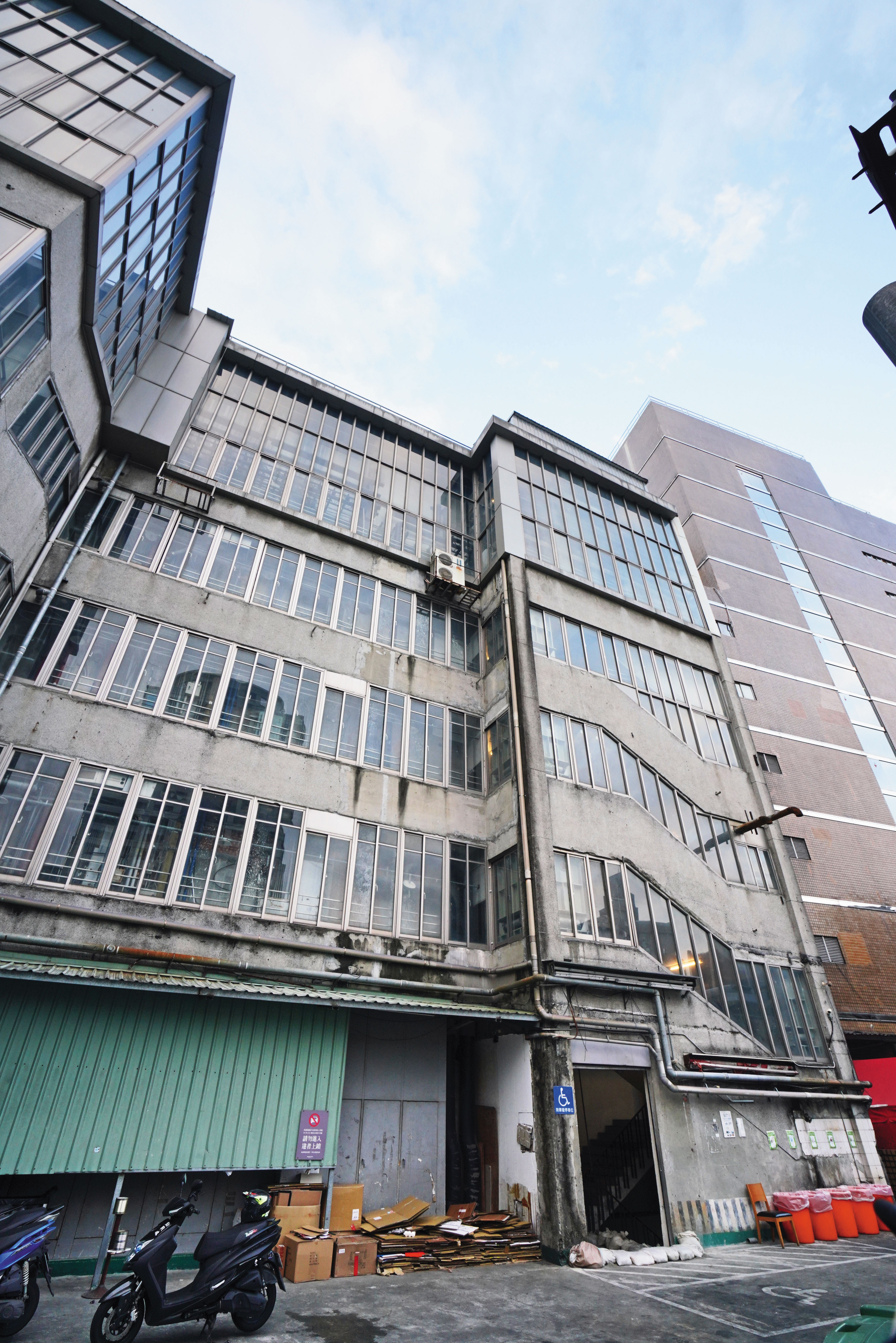 張文從誠品南西店頂樓墜樓身亡，從現場狀況看來，很可能是意外。